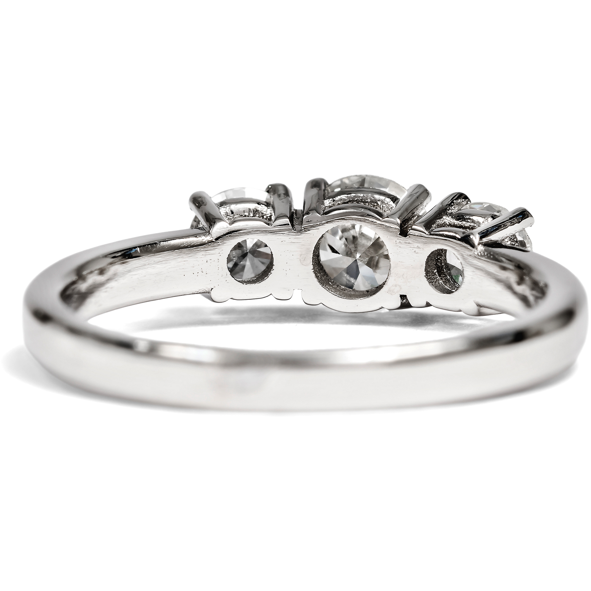Ungetragener „Trilogie“-Ring mit 1,05 ct vintage Brillanten in Platin, aus unserer Werkstatt Ungetragener „Trilogie“-Ring mit 1,05 ct vintage Brillanten in Platin, aus unserer Werkstatt