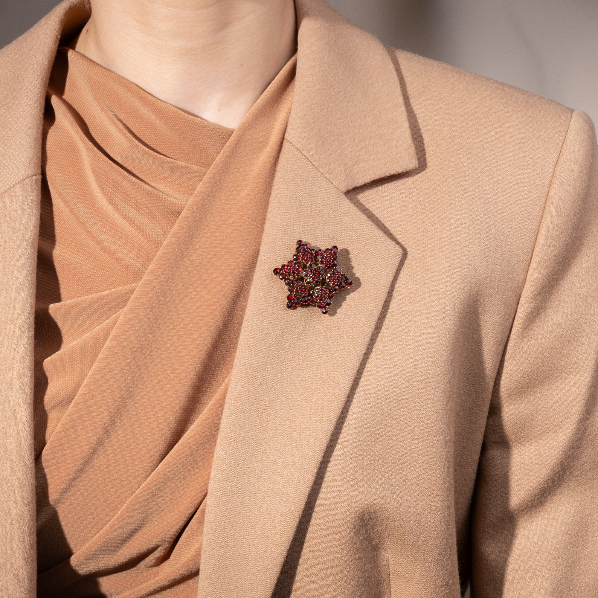 Festlicher antiker Stern mit böhmischen Granaten als Brosche, um 1880 Festlicher antiker Stern mit böhmischen Granaten als Brosche, um 1880