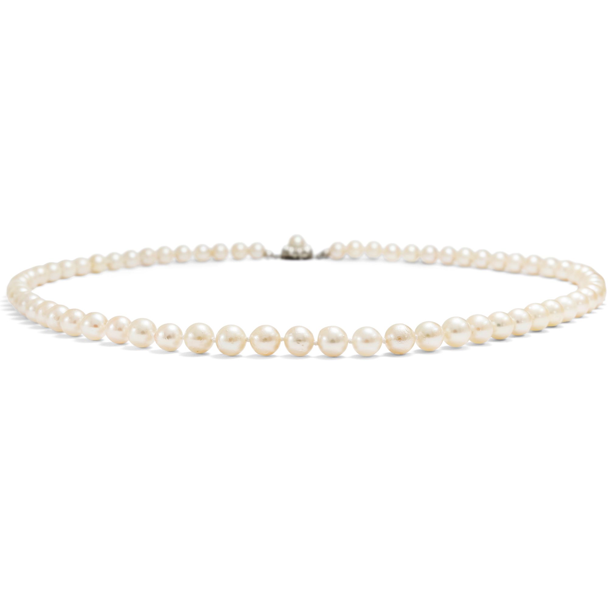 Schönes vintage Collier aus Akoyaperlen mit Silberschließe, um 1970 Schönes vintage Collier aus Akoyaperlen mit Silberschließe, um 1970