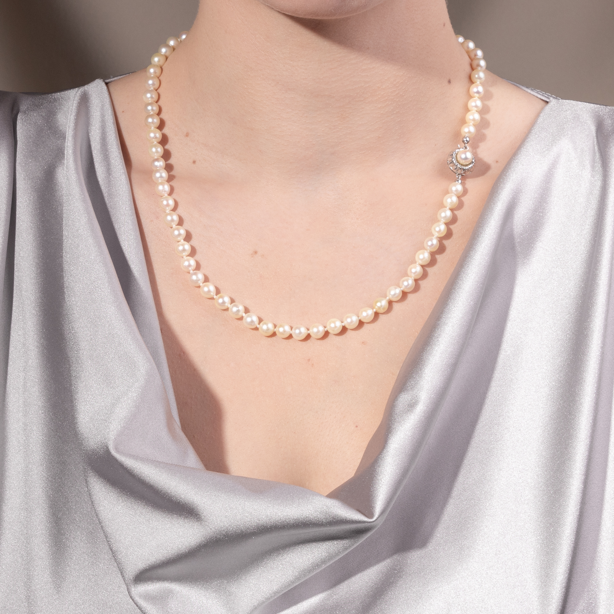 Schönes vintage Collier aus Akoyaperlen mit Silberschließe, um 1970 Schönes vintage Collier aus Akoyaperlen mit Silberschließe, um 1970