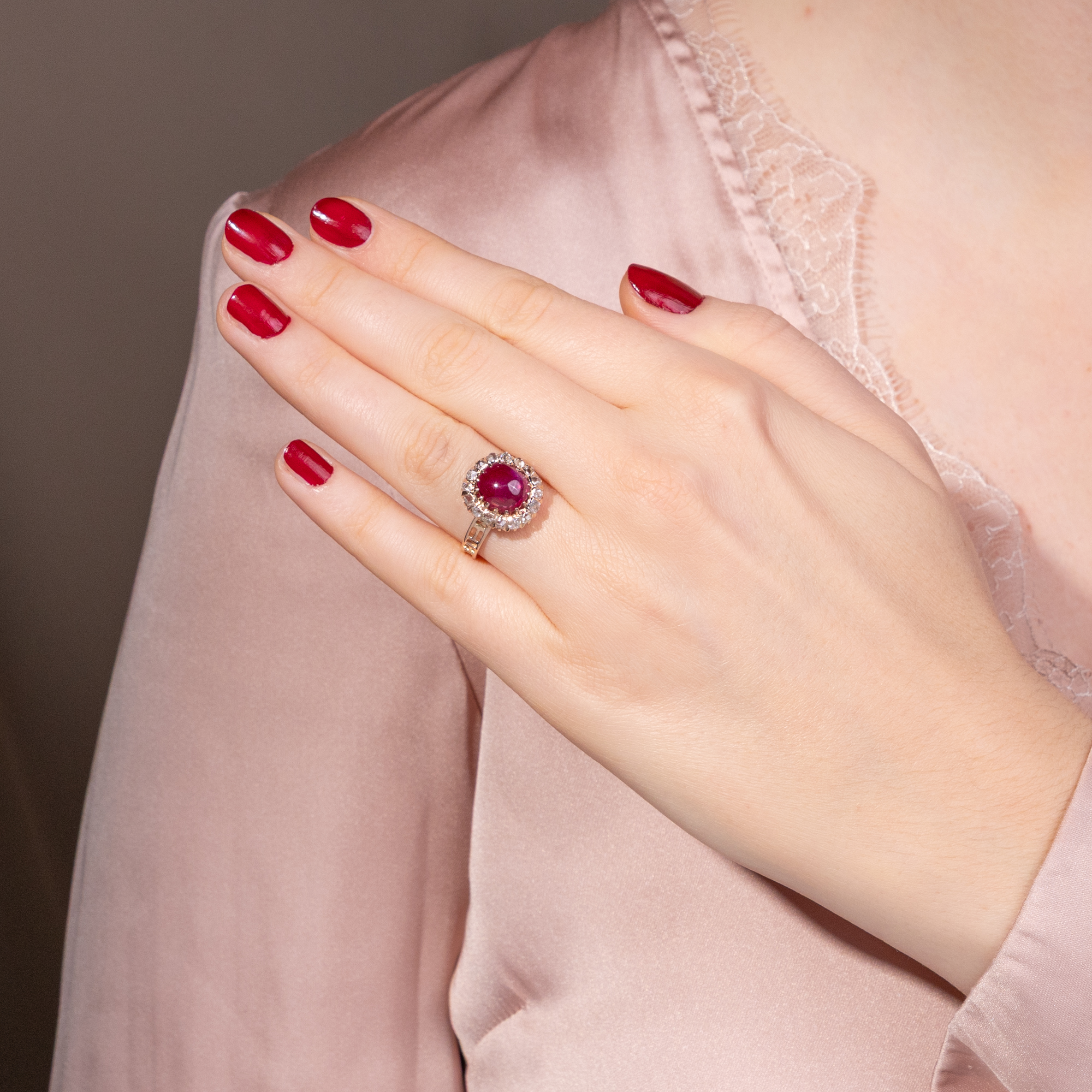 Kostbarer Ring mit unbehandeltem Rubin aus Burma & Diamanten in Roségold, um 1890 Kostbarer Ring mit unbehandeltem Rubin aus Burma & Diamanten in Roségold, um 1890
