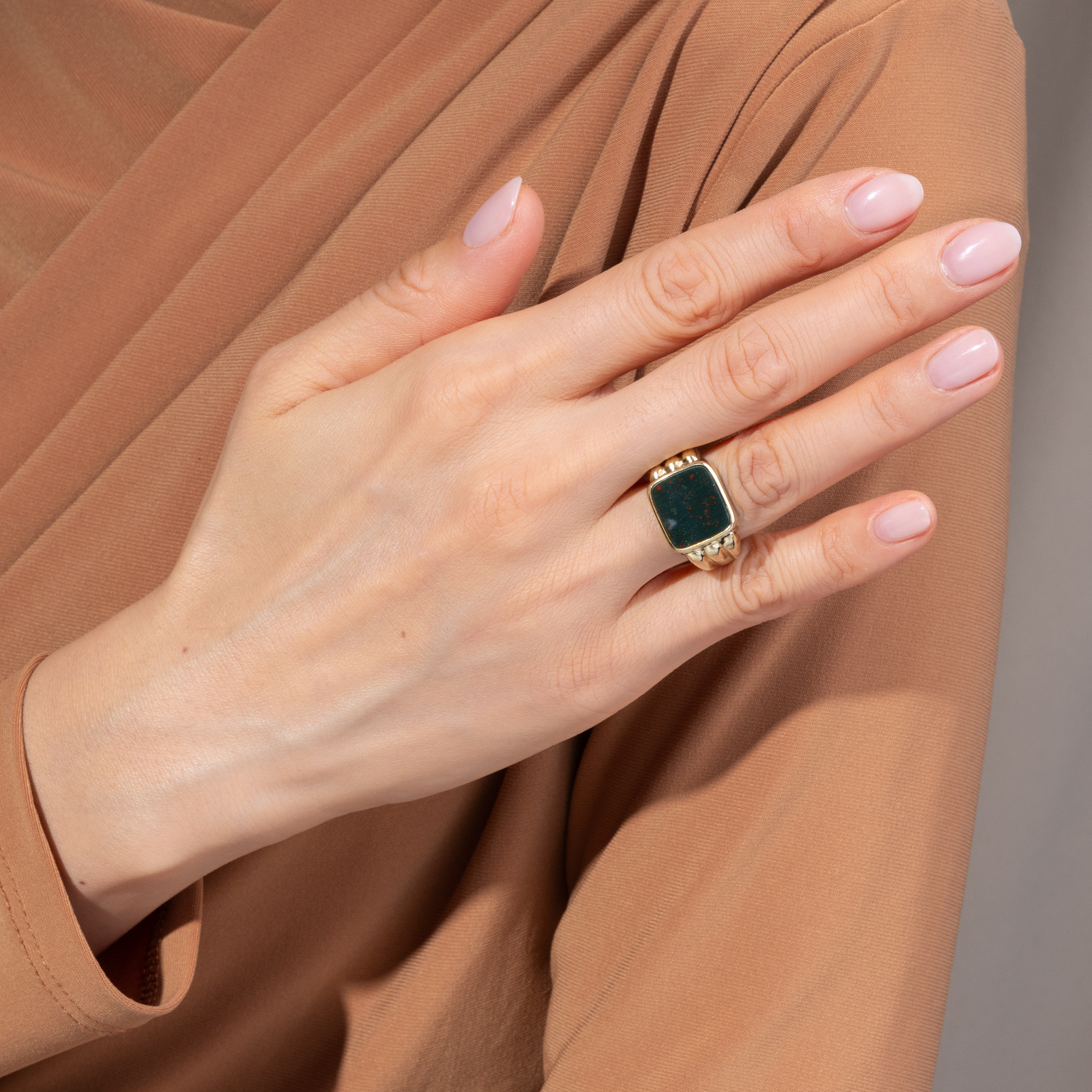 Schöner vintage Siegelring mit Heliotrop in Gold, Deutschland um 1950 Schöner vintage Siegelring mit Heliotrop in Gold, Deutschland um 1950