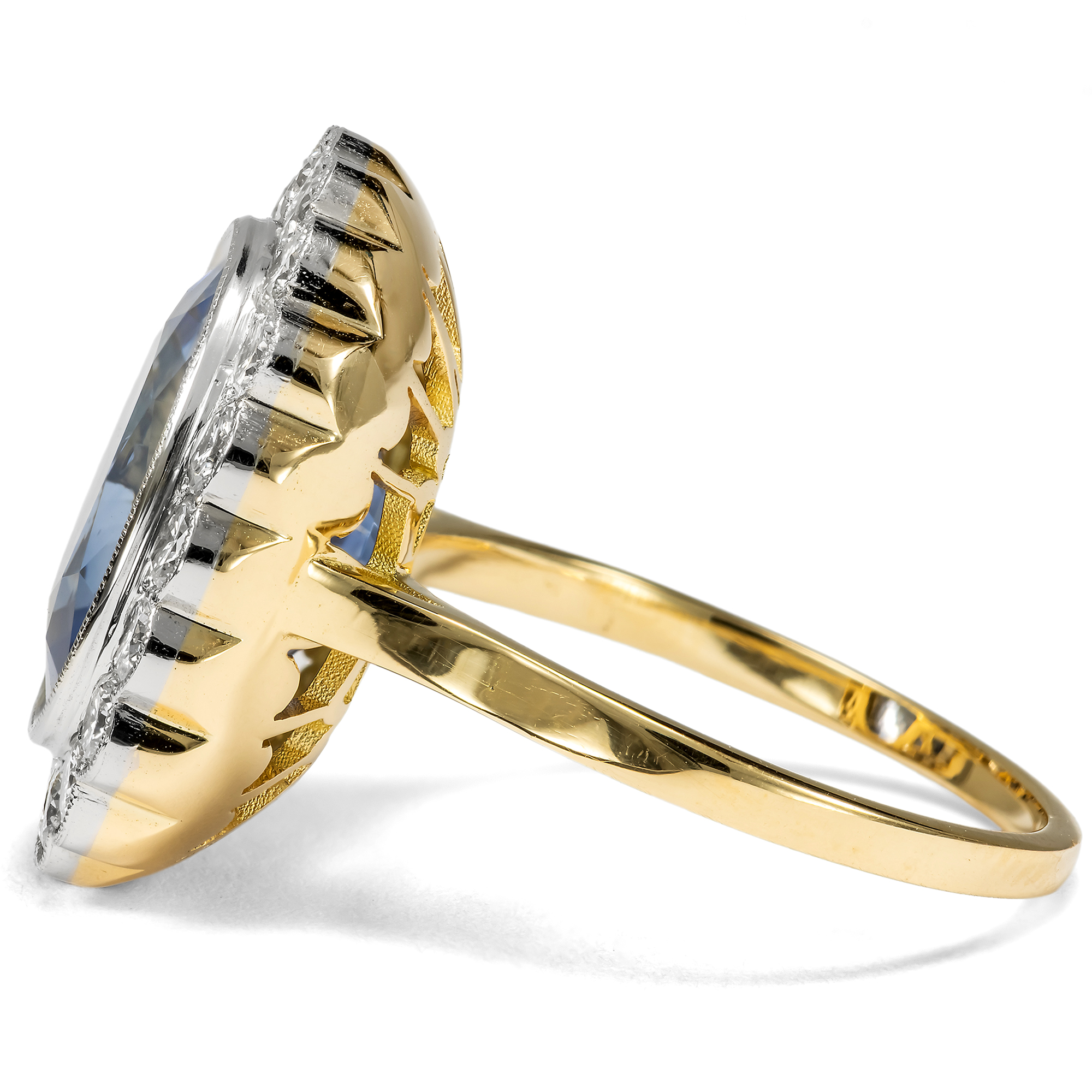Kostbarer Ring mit großem Ceylon-Saphir & Diamanten, aus unserer Werkstatt Kostbarer Ring mit großem Ceylon-Saphir & Diamanten, aus unserer Werkstatt