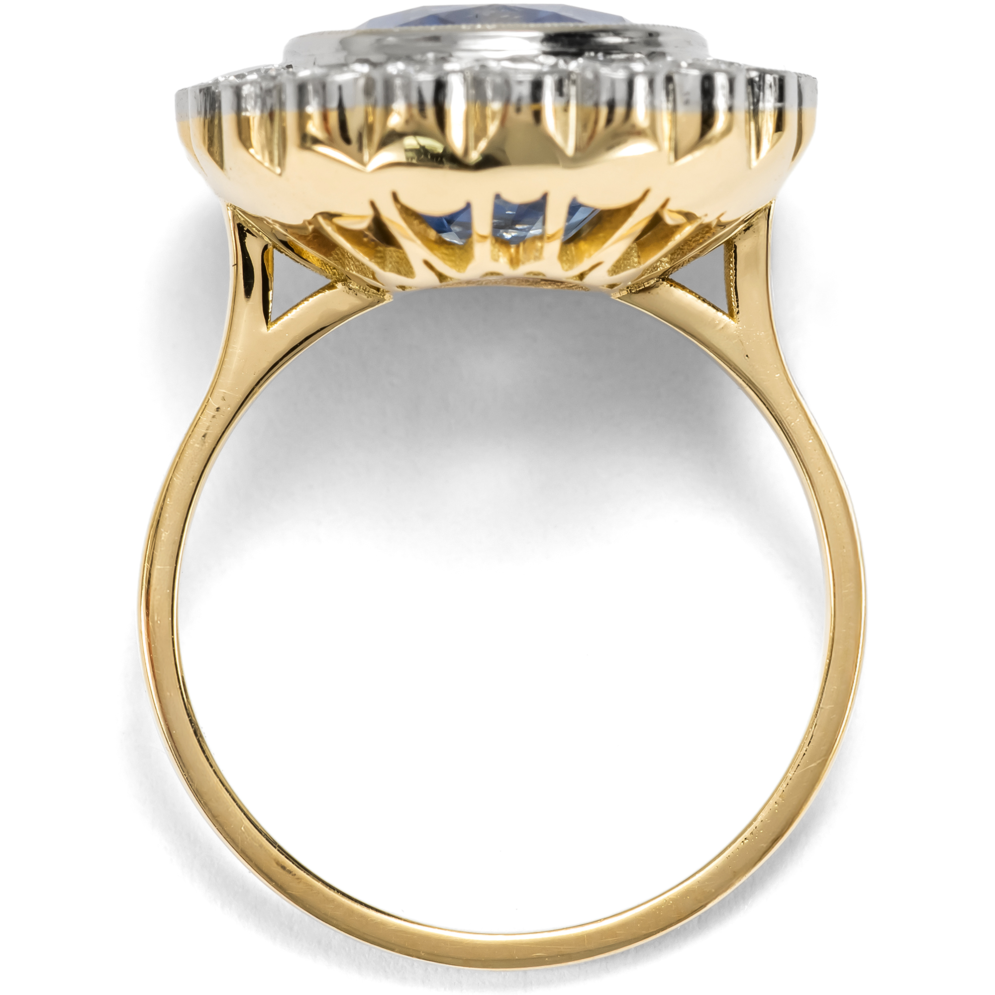Kostbarer Ring mit großem Ceylon-Saphir & Diamanten, aus unserer Werkstatt Kostbarer Ring mit großem Ceylon-Saphir & Diamanten, aus unserer Werkstatt