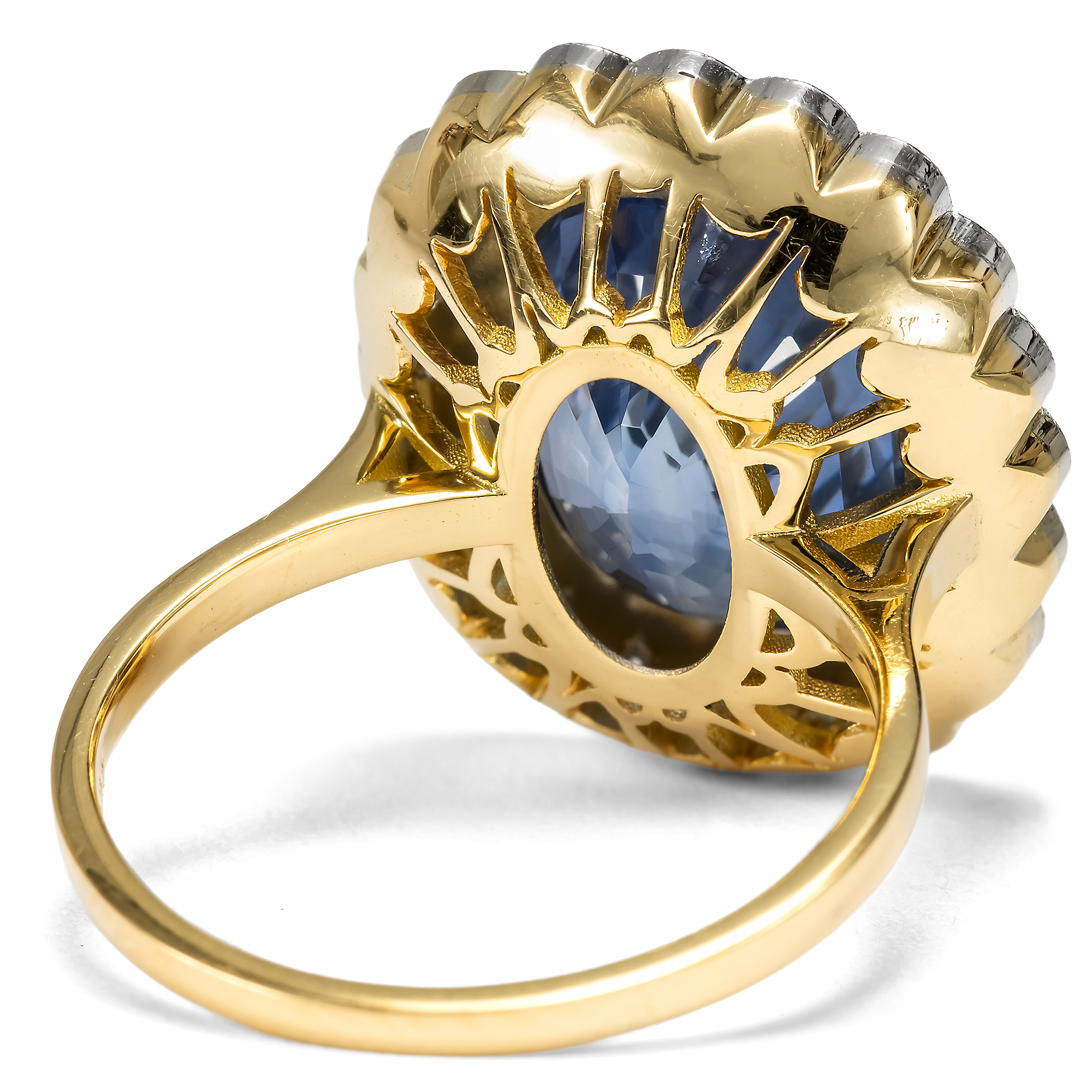 Kostbarer Ring mit großem Ceylon-Saphir & Diamanten, aus unserer Werkstatt Kostbarer Ring mit großem Ceylon-Saphir & Diamanten, aus unserer Werkstatt