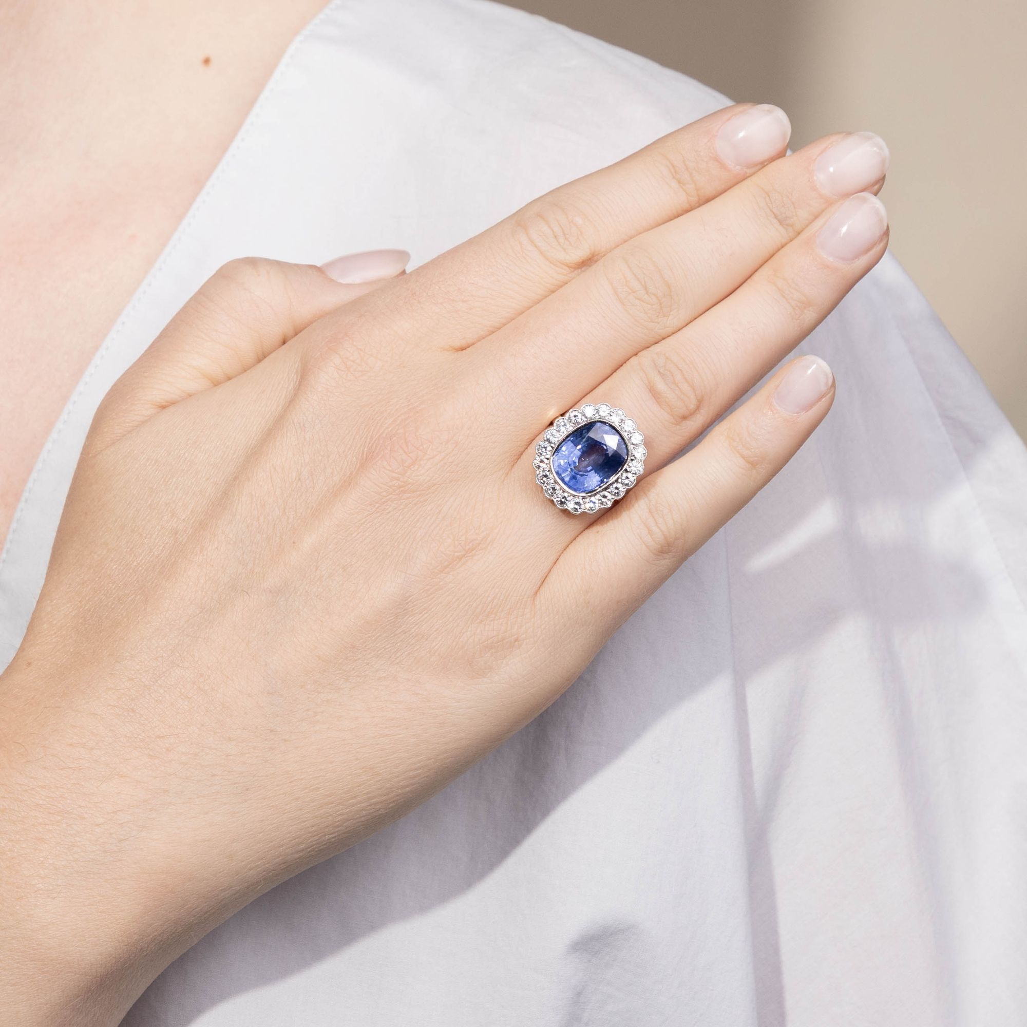 Kostbarer Ring mit großem Ceylon-Saphir & Diamanten, aus unserer Werkstatt Kostbarer Ring mit großem Ceylon-Saphir & Diamanten, aus unserer Werkstatt