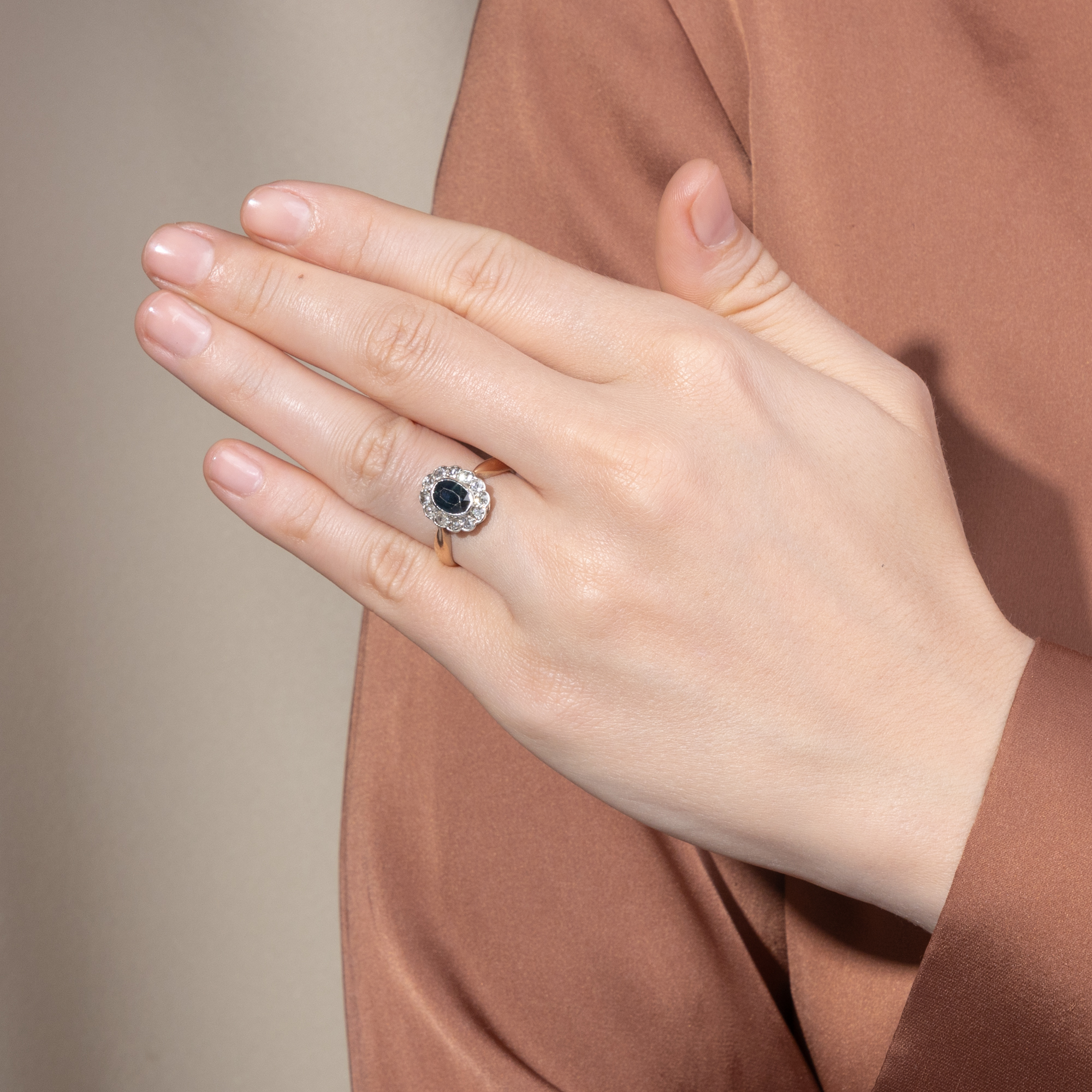 Antiker „Entourage“-Ring mit Saphir & Diamanten in Gold & Silber, um 1900 Antiker „Entourage“-Ring mit Saphir & Diamanten in Gold & Silber, um 1900