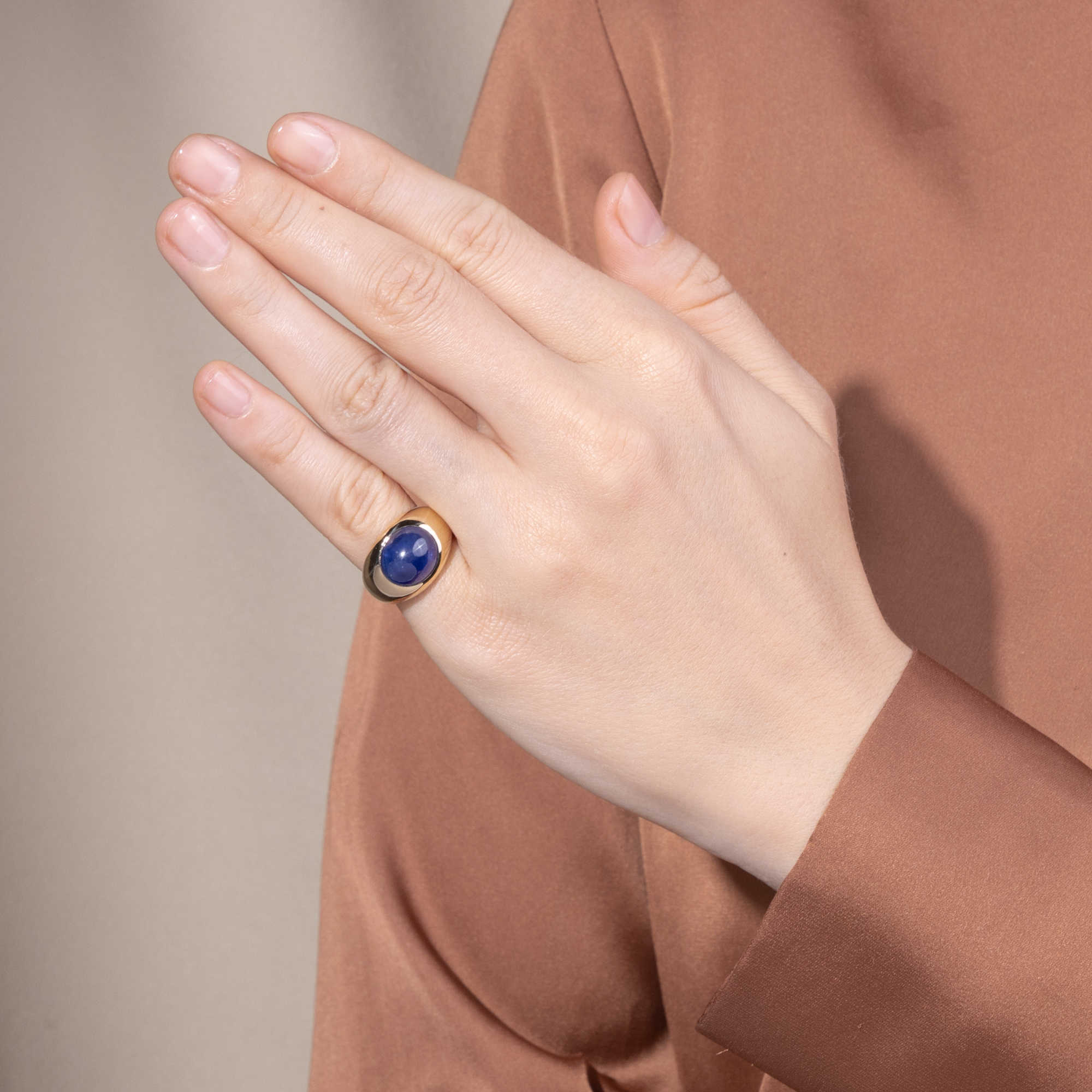 Hochwertiger Bandring aus Gold mit großem Saphircabochon, Carl Ernst, Wiesbaden um 1960 Hochwertiger Bandring aus Gold mit großem Saphircabochon, Carl Ernst, Wiesbaden um 1960