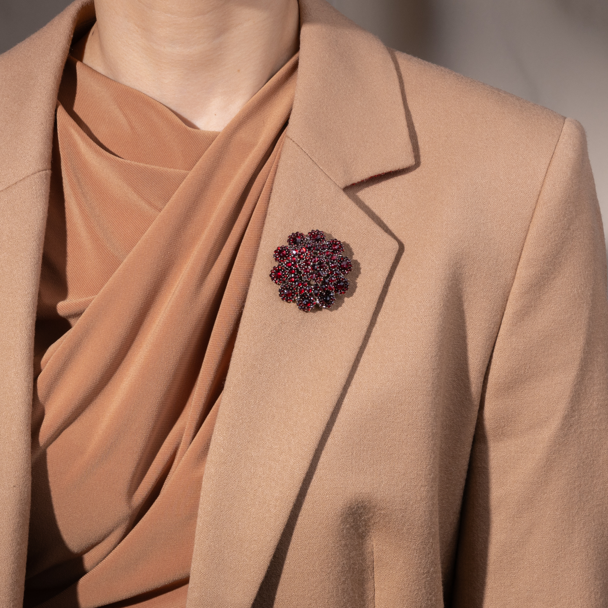 Schöne antike Brosche mit böhmischen Granaten, um 1880 Schöne antike Brosche mit böhmischen Granaten, um 1880