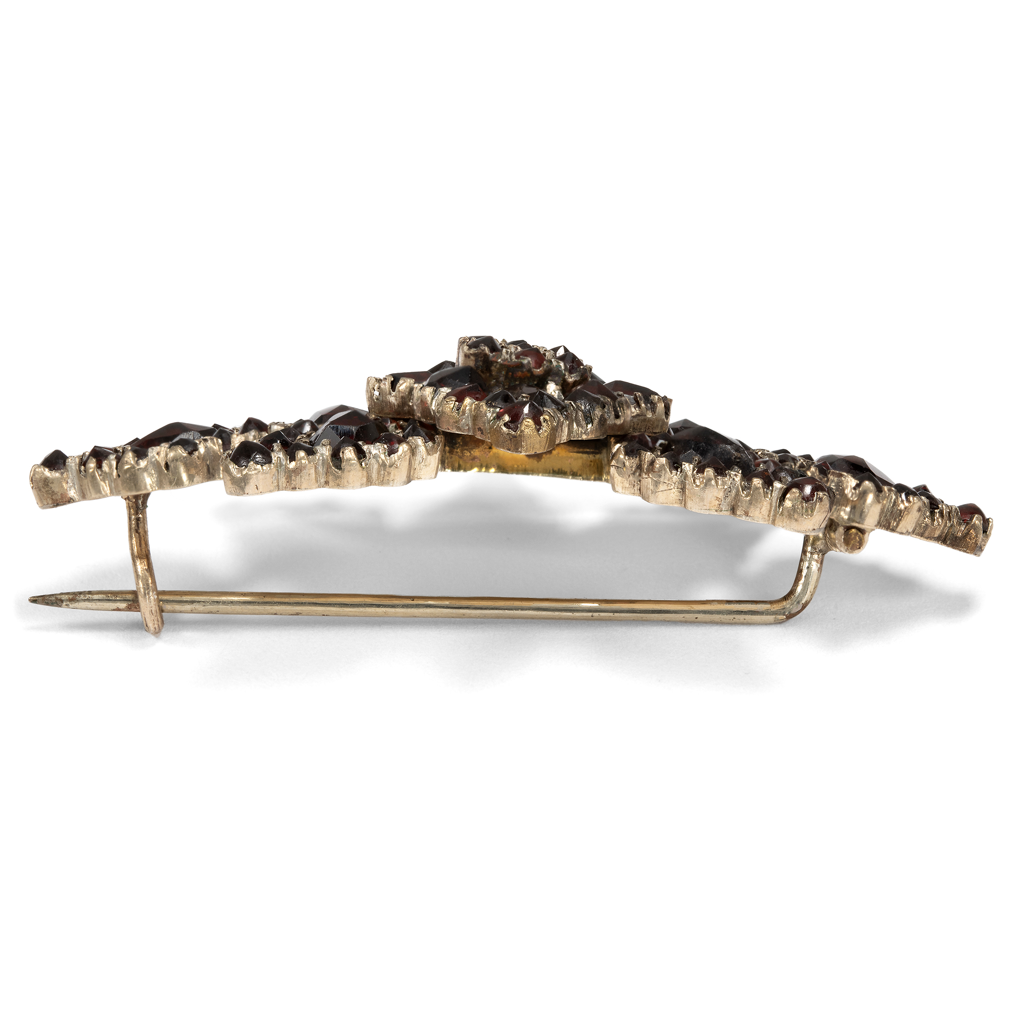 Gestreckte antike Brosche aus böhmischen Granaten, um 1880 Gestreckte antike Brosche aus böhmischen Granaten, um 1880