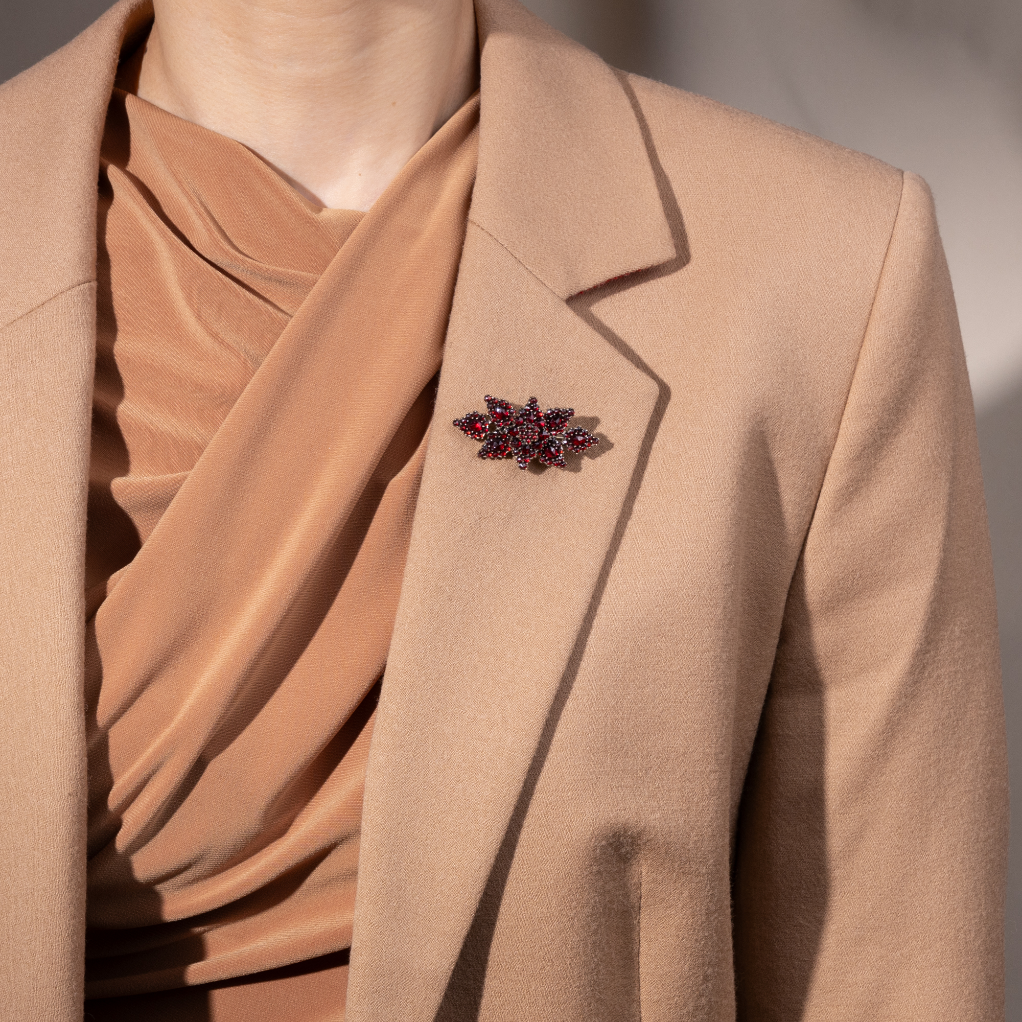 Gestreckte antike Brosche aus böhmischen Granaten, um 1880 Gestreckte antike Brosche aus böhmischen Granaten, um 1880