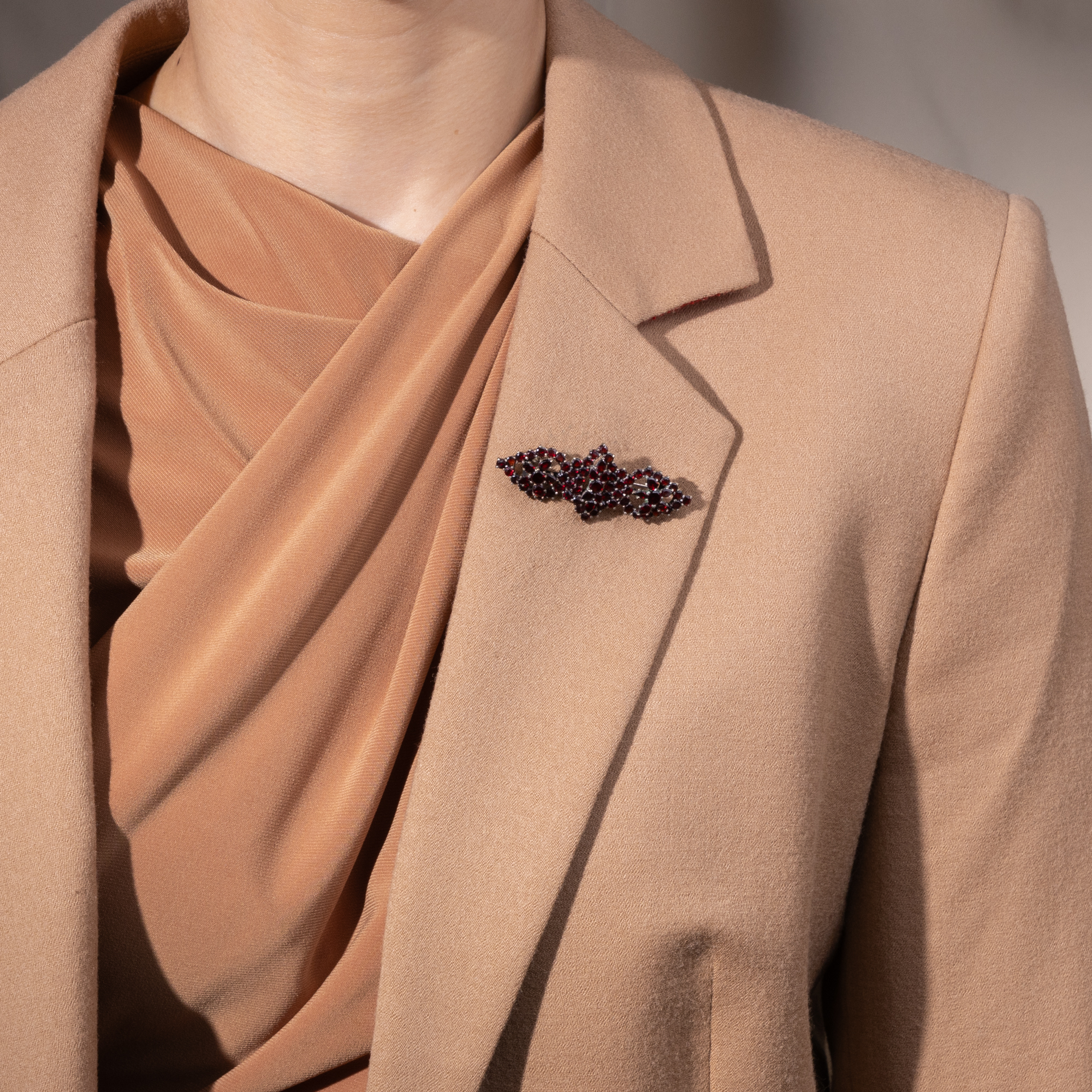 Antike Brosche mit Granaten in Viertelgold, um 1930 Antike Brosche mit Granaten in Viertelgold, um 1930