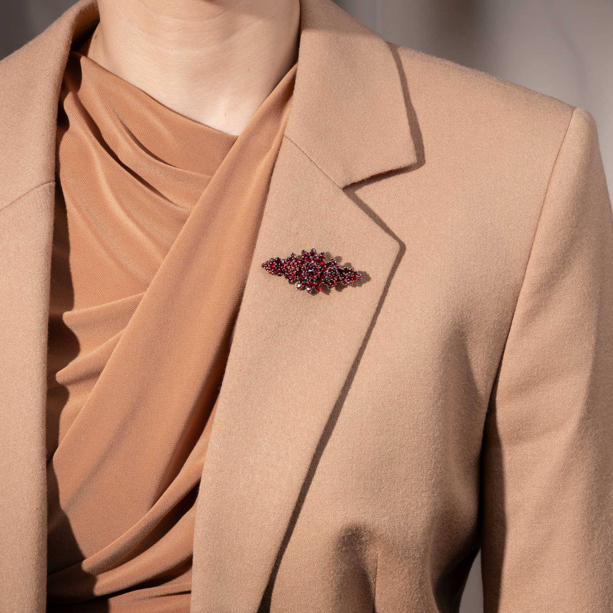 Antike Brosche mit Böhmischen Granaten in Tombak, um 1890 Antike Brosche mit Böhmischen Granaten in Tombak, um 1890