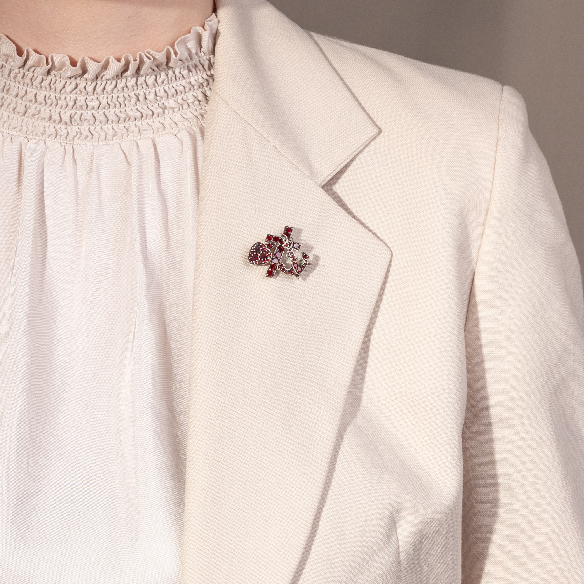 Antike Brosche mit böhmischen Granaten in vergoldetem Tombak, um 1900 Antike Brosche mit böhmischen Granaten in vergoldetem Tombak, um 1900