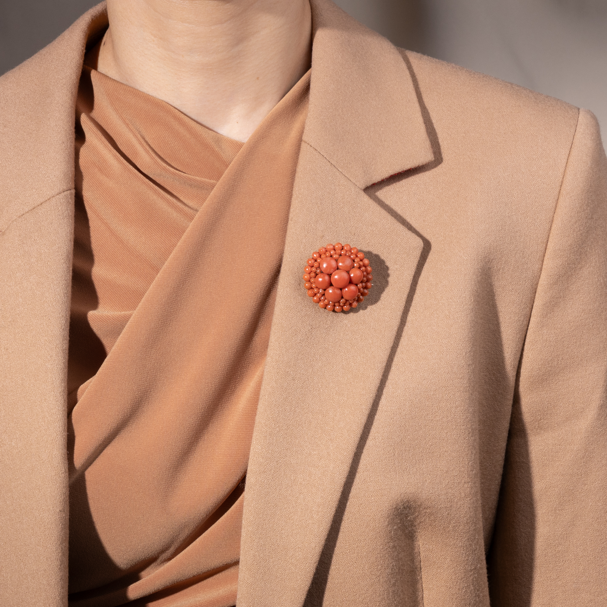 Antike Brosche aus lachsfarbener Koralle in vergoldetem Silber, Italien um 1890 Antike Brosche aus lachsfarbener Koralle in vergoldetem Silber, Italien um 1890