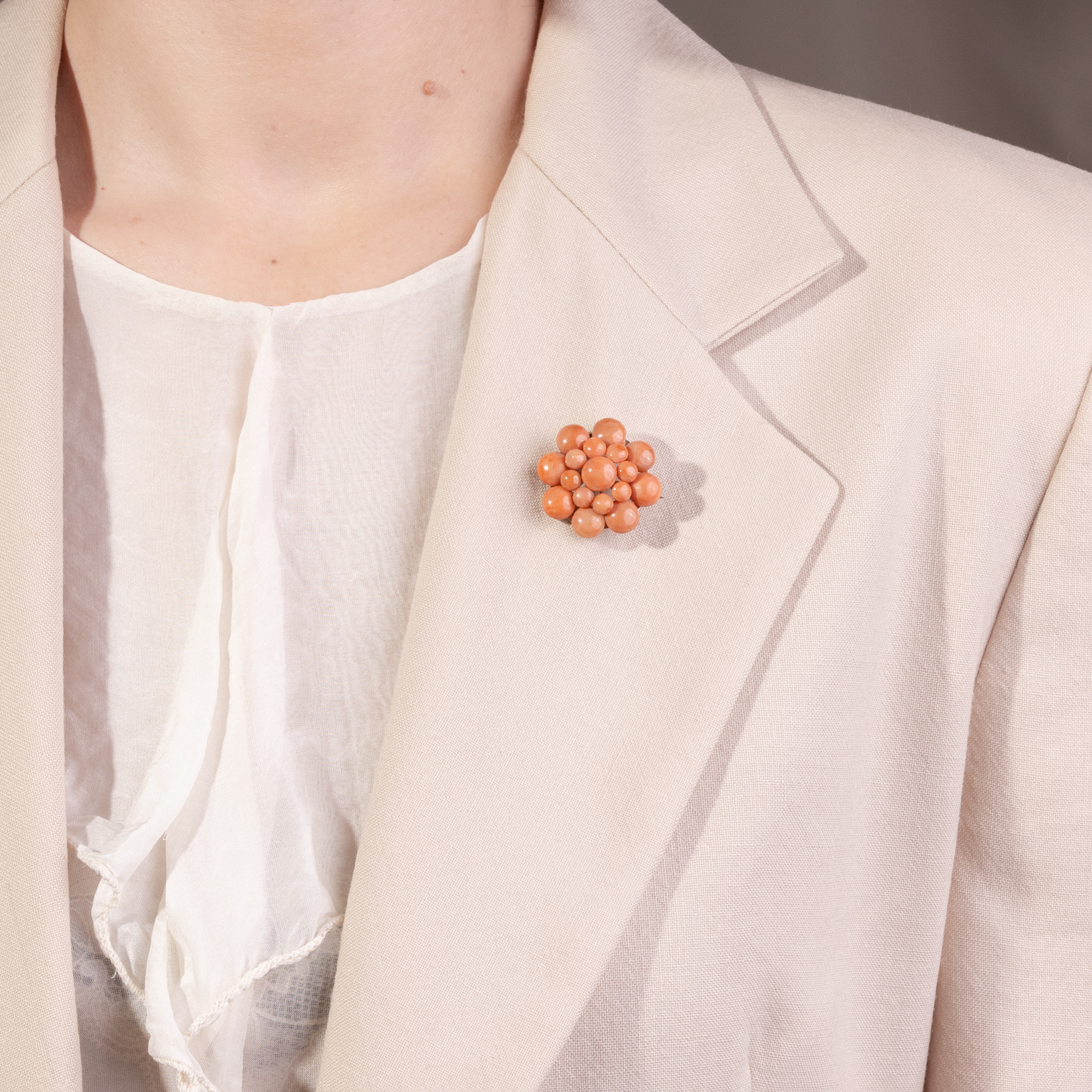 Niedliche antike Brosche aus Iachsfarbenen „Sciacca“-Korallen, Italien um 1890 Niedliche antike Brosche aus Iachsfarbenen „Sciacca“-Korallen, Italien um 1890