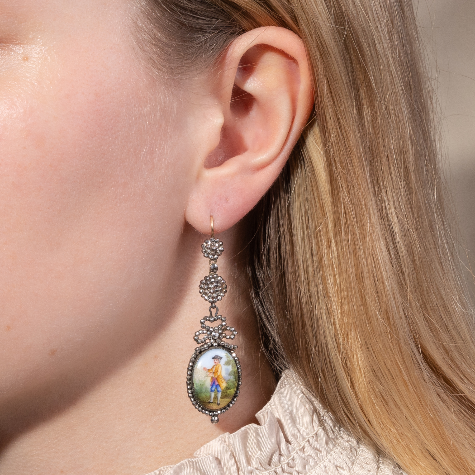 Antike Ohrringe mit pastoralen Szenen in Cut Steel & Perlen, um 1865 Antike Ohrringe mit pastoralen Szenen in Cut Steel & Perlen, um 1865