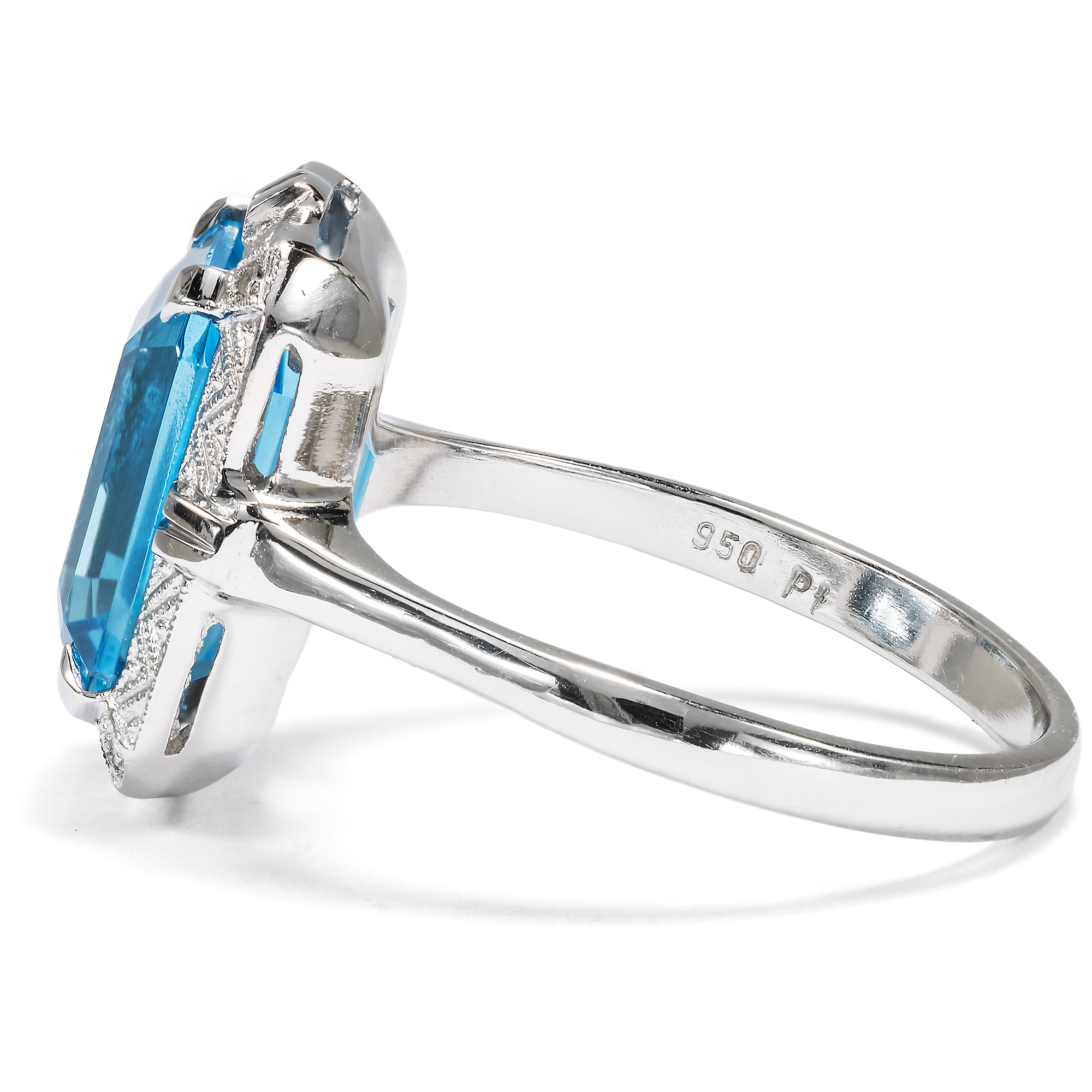 Nachhaltiger Ring aus Platin mit Diamanten & „Swiss Blue“ Blautopas aus unserer Werkstatt Nachhaltiger Ring aus Platin mit Diamanten & „Swiss Blue“ Blautopas aus unserer Werkstatt