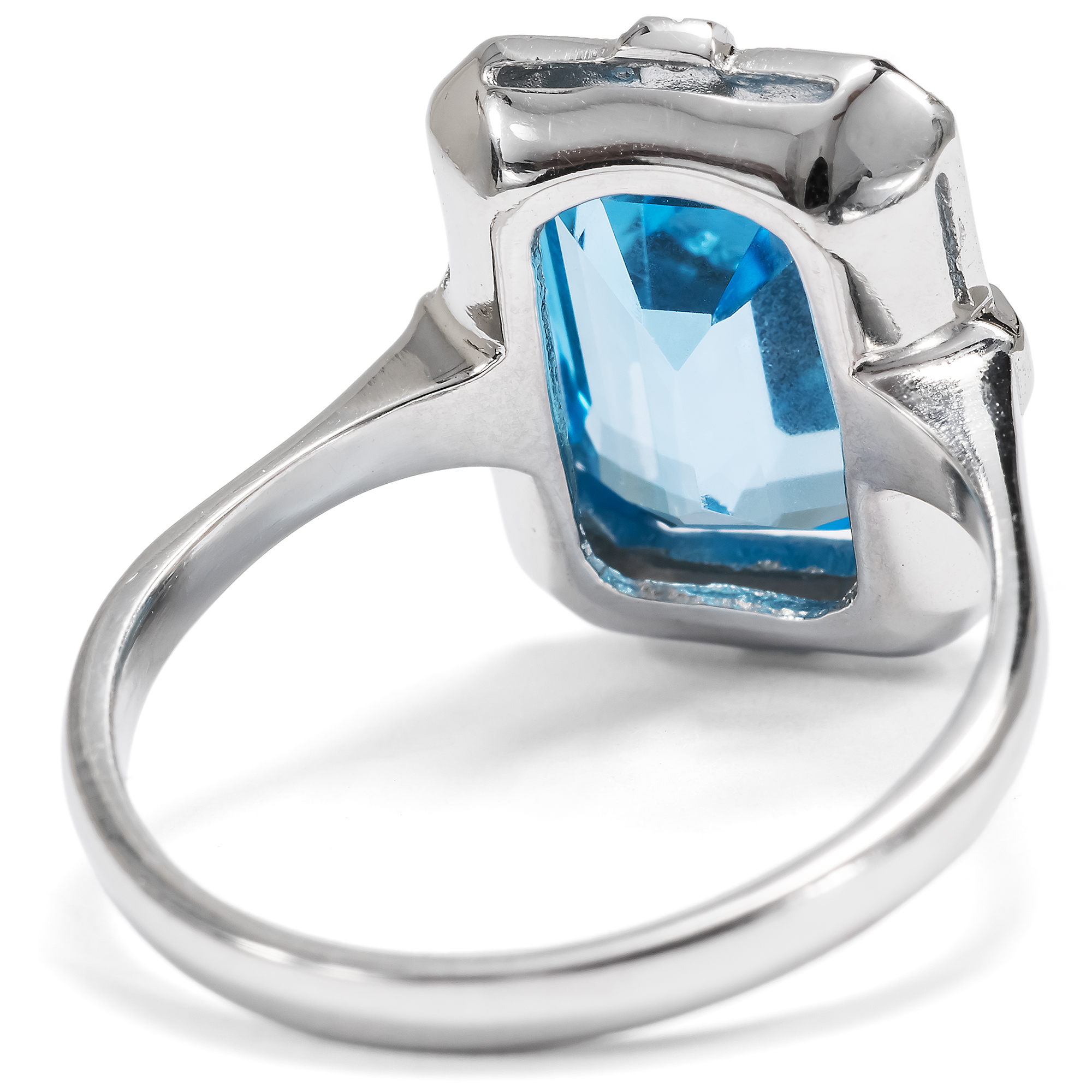 Nachhaltiger Ring aus Platin mit Diamanten & „Swiss Blue“ Blautopas aus unserer Werkstatt Nachhaltiger Ring aus Platin mit Diamanten & „Swiss Blue“ Blautopas aus unserer Werkstatt