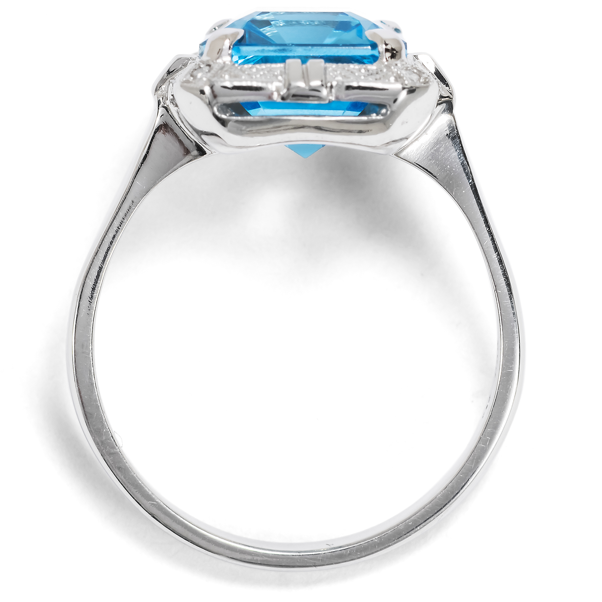 Nachhaltiger Ring aus Platin mit Diamanten & „Swiss Blue“ Blautopas aus unserer Werkstatt Nachhaltiger Ring aus Platin mit Diamanten & „Swiss Blue“ Blautopas aus unserer Werkstatt
