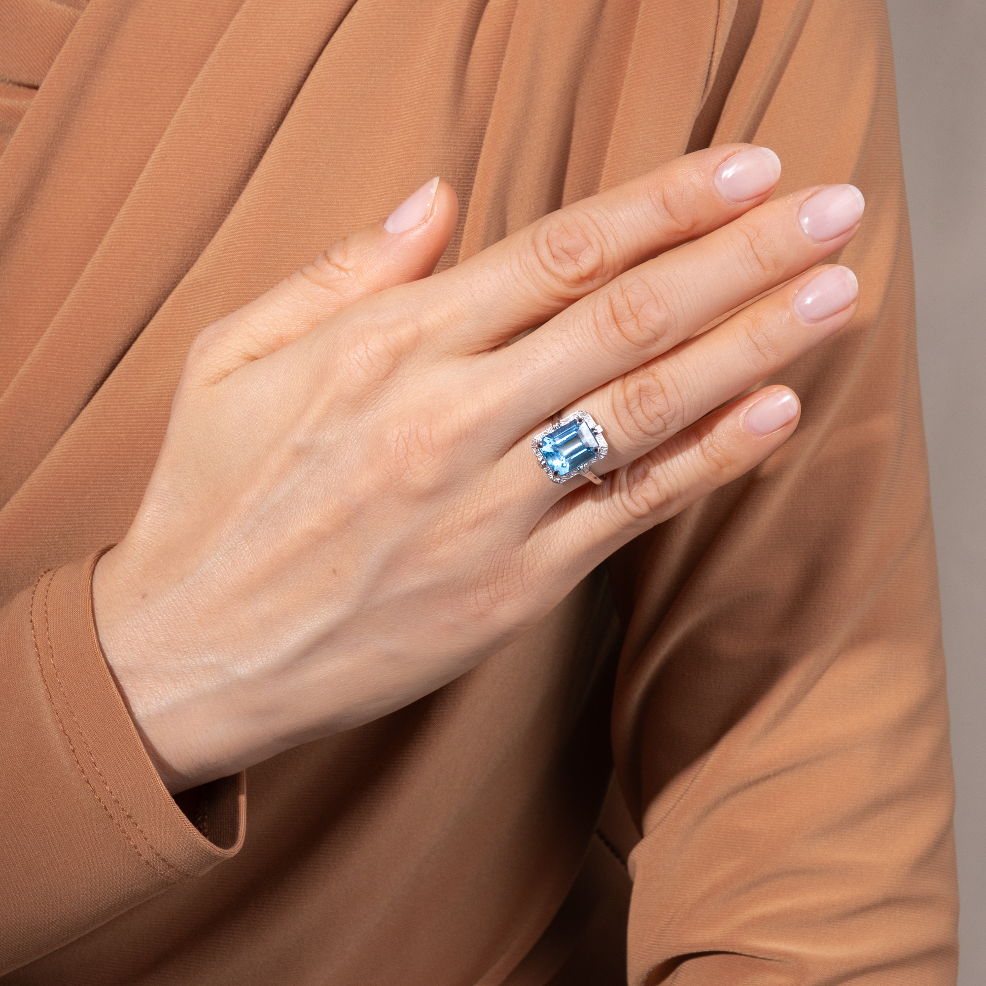 Nachhaltiger Ring aus Platin mit Diamanten & „Swiss Blue“ Blautopas aus unserer Werkstatt Nachhaltiger Ring aus Platin mit Diamanten & „Swiss Blue“ Blautopas aus unserer Werkstatt