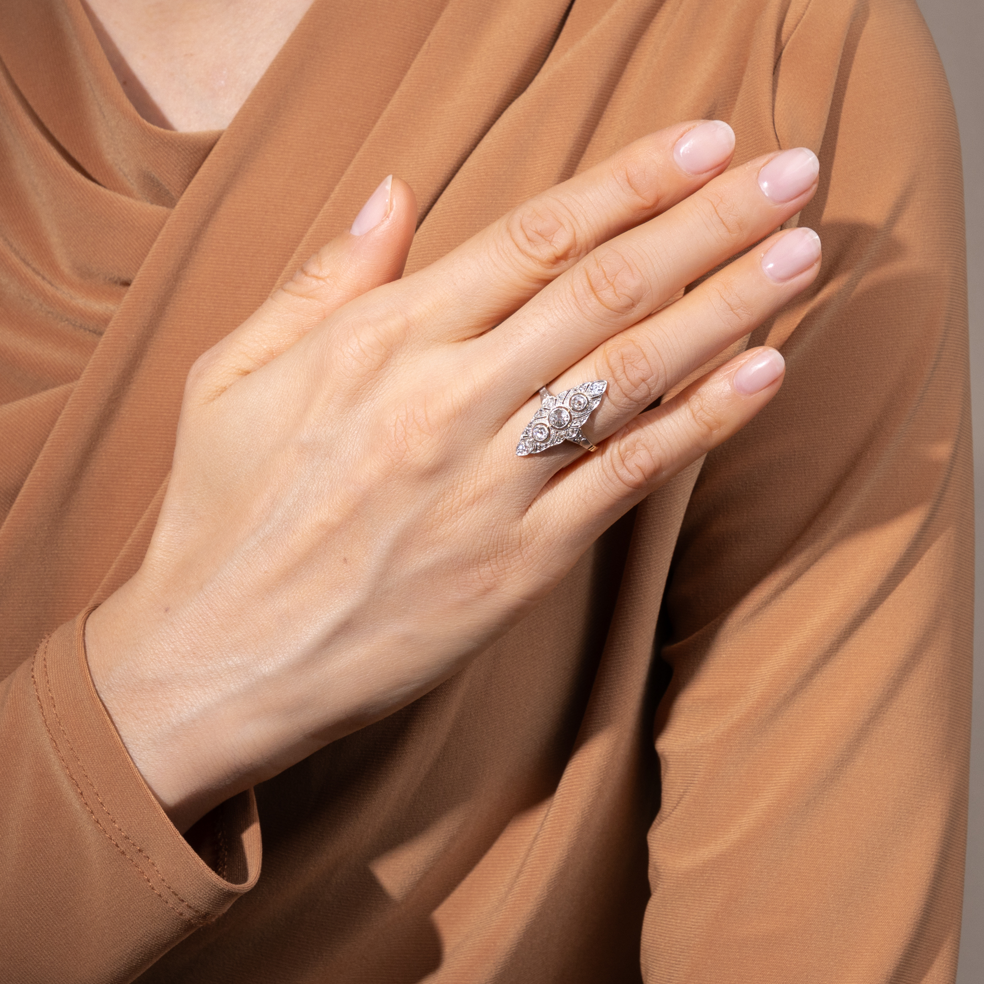 Glamouröser Ring des Art Déco mit Diamanten in Platin auf Gold, um 1925 Glamouröser Ring des Art Déco mit Diamanten in Platin auf Gold, um 1925