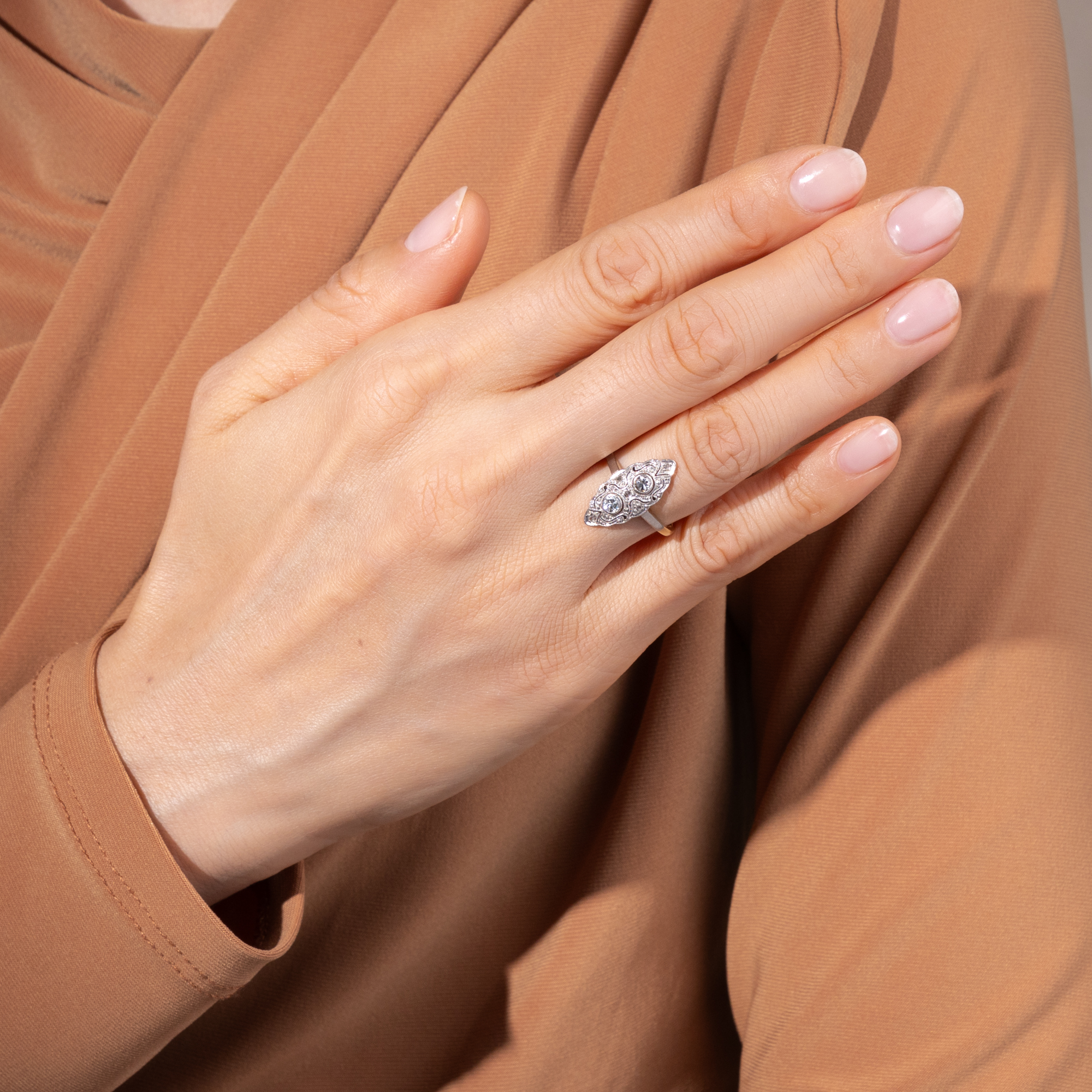 Feiner Ring des Art Déco aus Gold & Platin mit Diamanten, um 1930 Feiner Ring des Art Déco aus Gold & Platin mit Diamanten, um 1930