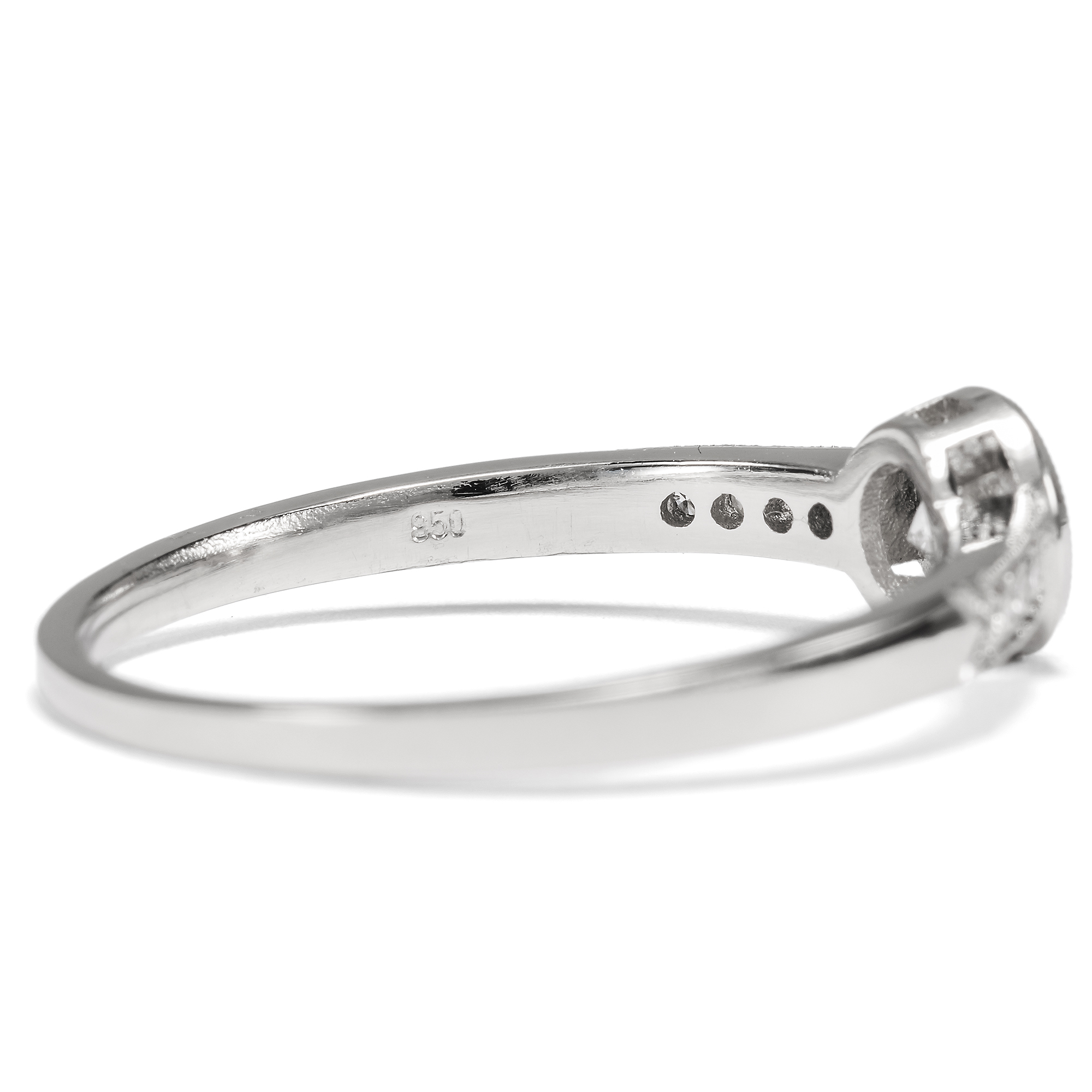 Feiner Ring aus Platin mit 0,38 ct vintage Brillant aus unserer Werkstatt Feiner Ring aus Platin mit 0,38 ct vintage Brillant aus unserer Werkstatt