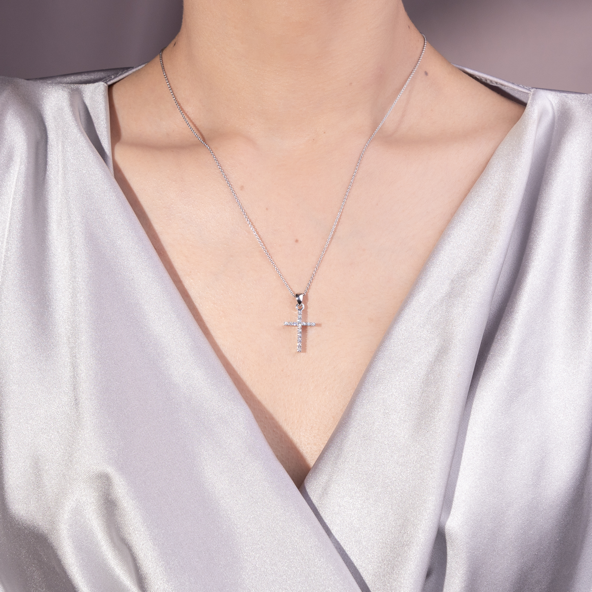 Zarter Kreuz-Anhänger aus Diamanten in Weißgold an Kette aus unserer Werkstatt Zarter Kreuz-Anhänger aus Diamanten in Weißgold an Kette aus unserer Werkstatt