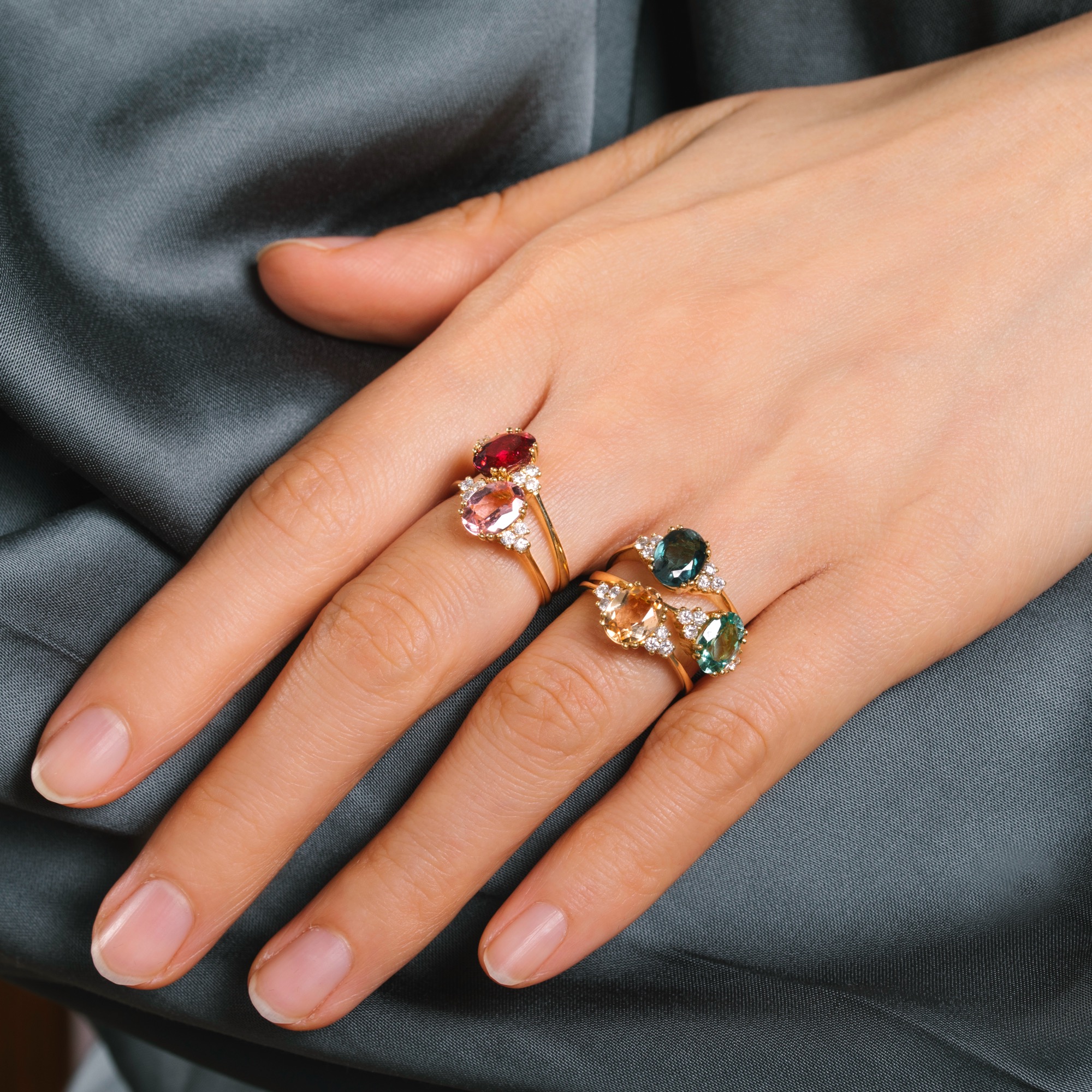 Feiner Ring mit violettrotem Turmalin & Diamanten in Gold aus unserer Werkstatt Feiner Ring mit violettrotem Turmalin & Diamanten in Gold aus unserer Werkstatt