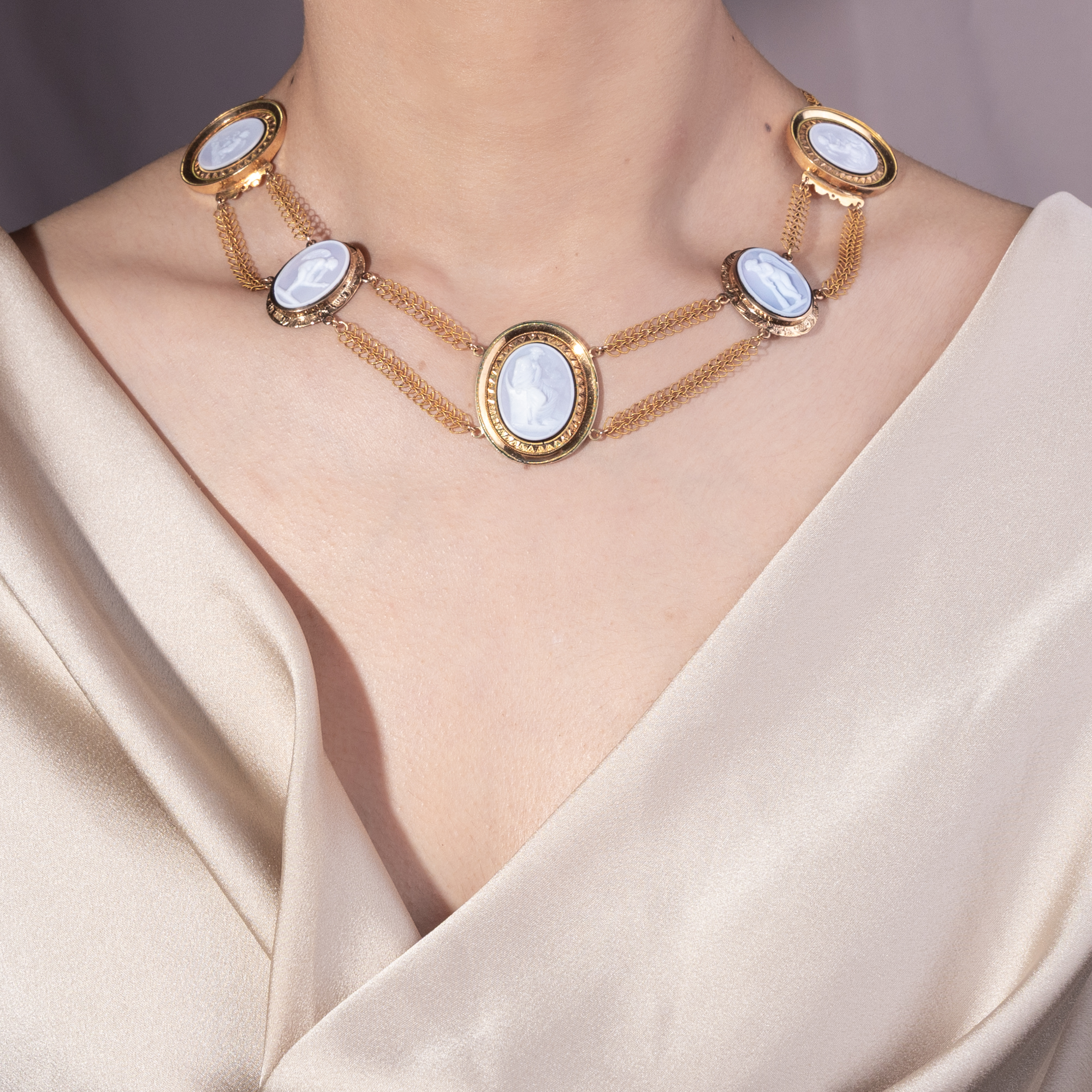 Romantisches Collier aus Gold mit Kameen aus Achat, um 1820 & später Romantisches Collier aus Gold mit Kameen aus Achat, um 1820 & später