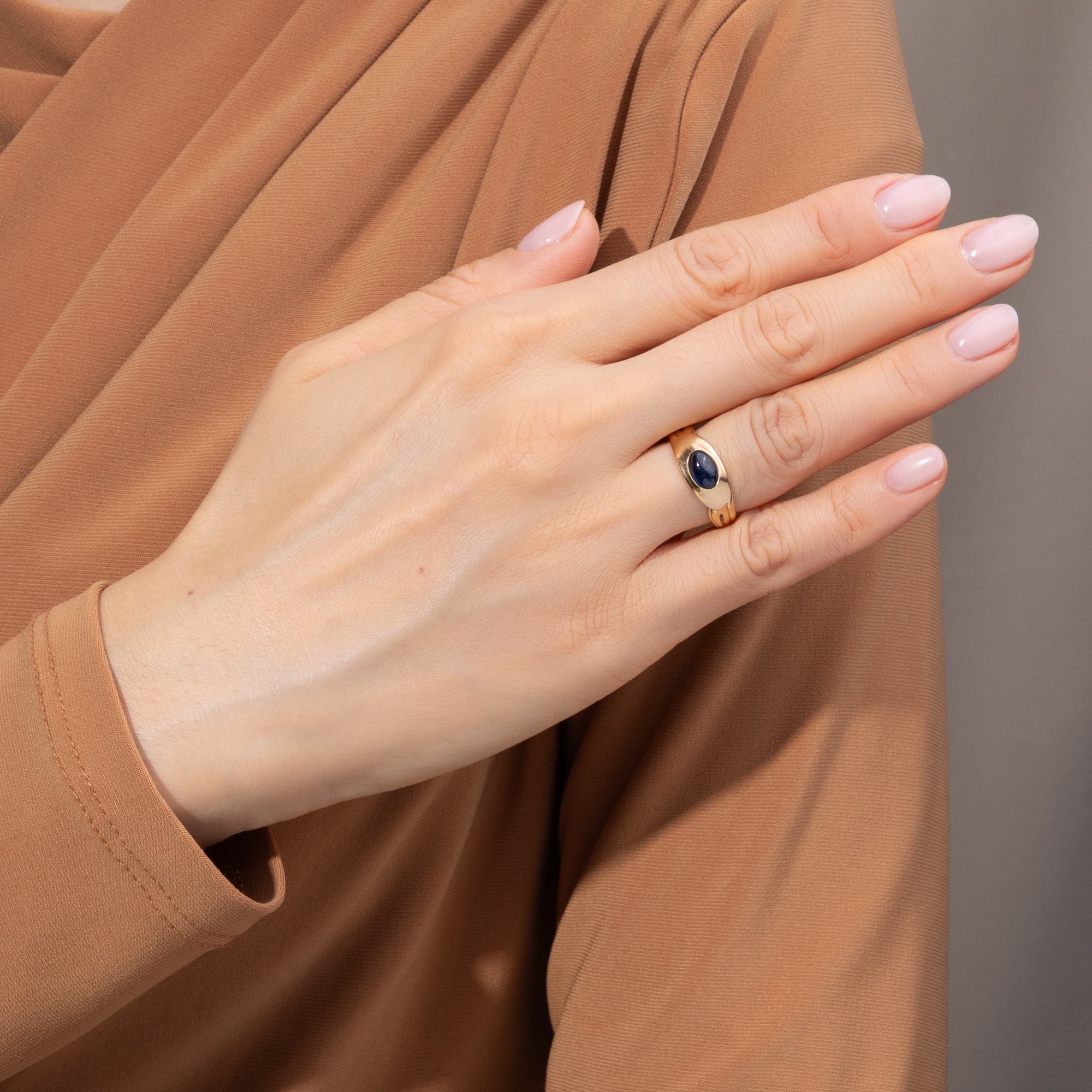 Antiker Ring mit Saphir in Gold, datiert Februar 1905 Antiker Ring mit Saphir in Gold, datiert Februar 1905