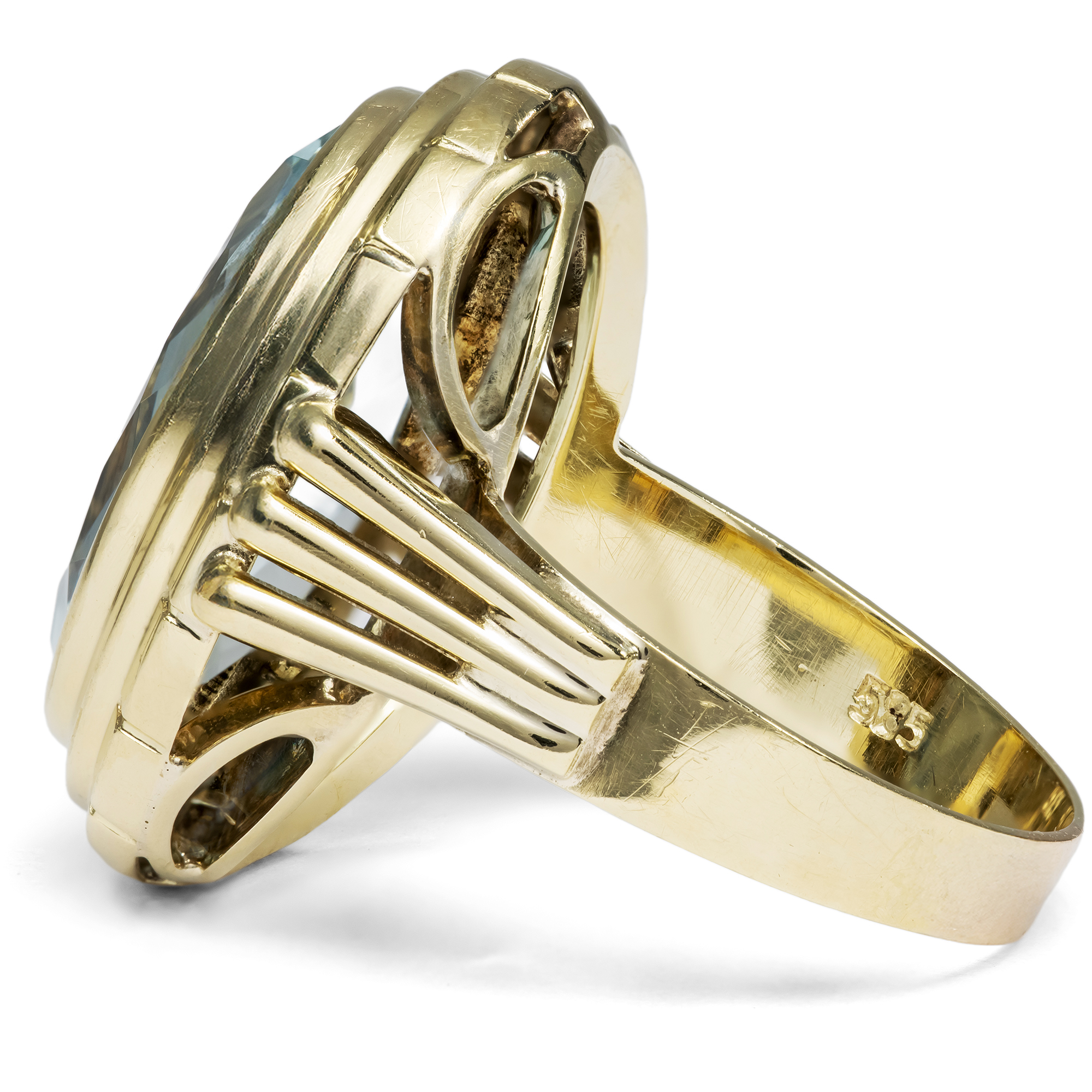 Large cocktail ring with natural aquamarine in gold, circa 1955 Large cocktail ring with natural aquamarine in gold, circa 1955