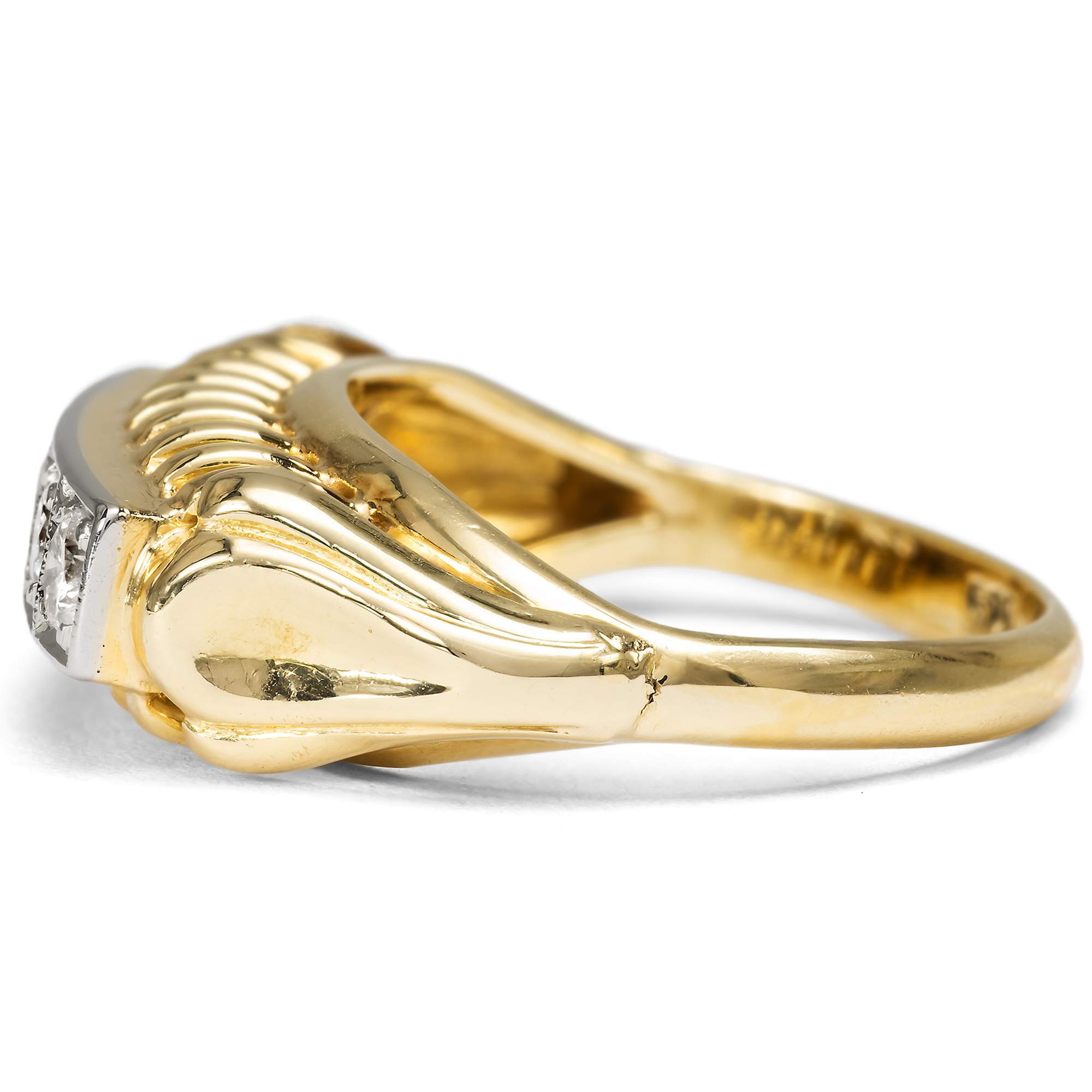 Eleganter Ring mit fünf Brillanten in Gelb- und Weißgold, um 1955 Eleganter Ring mit fünf Brillanten in Gelb- und Weißgold, um 1955