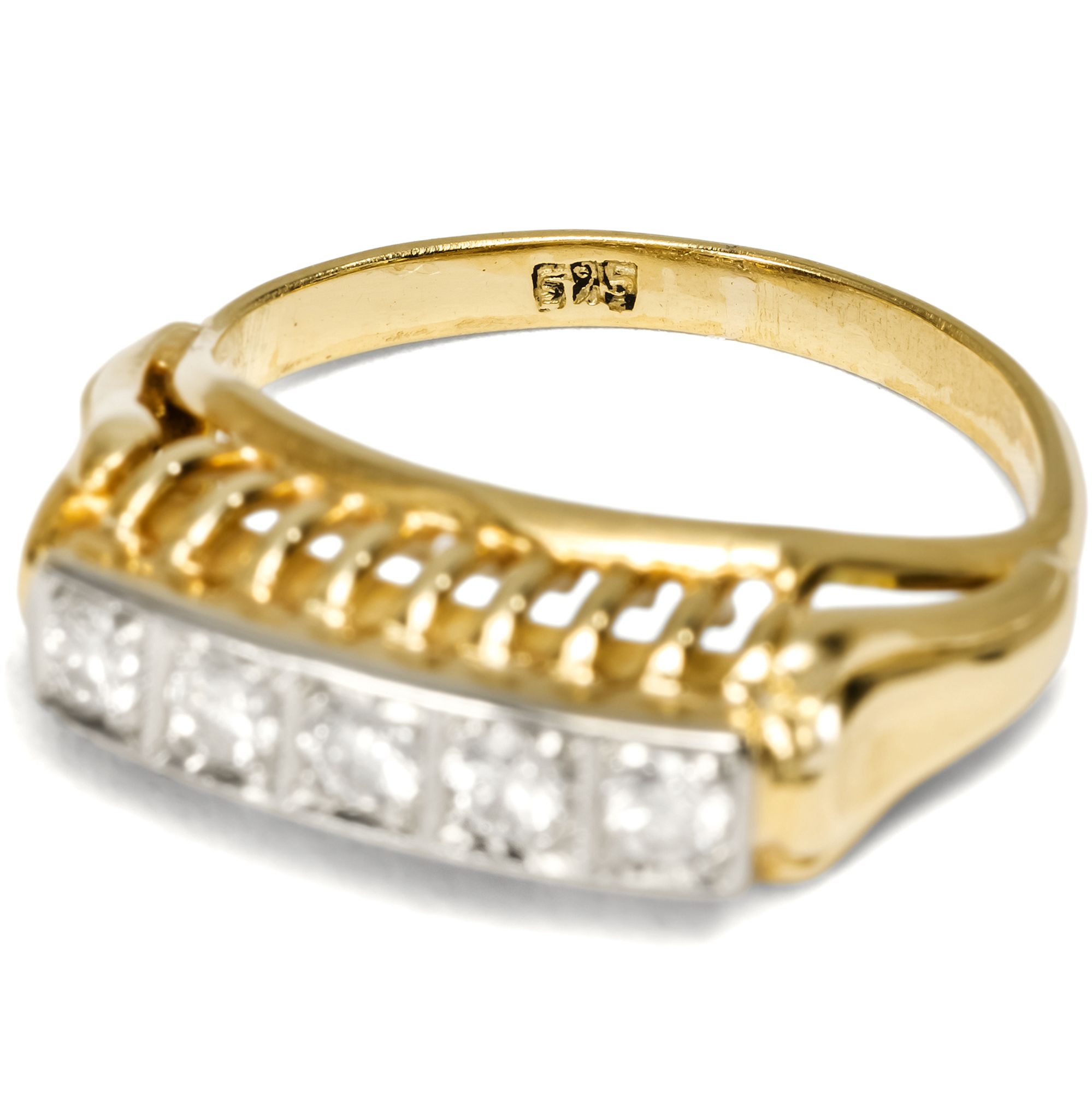 Eleganter Ring mit fünf Brillanten in Gelb- und Weißgold, um 1955 Eleganter Ring mit fünf Brillanten in Gelb- und Weißgold, um 1955