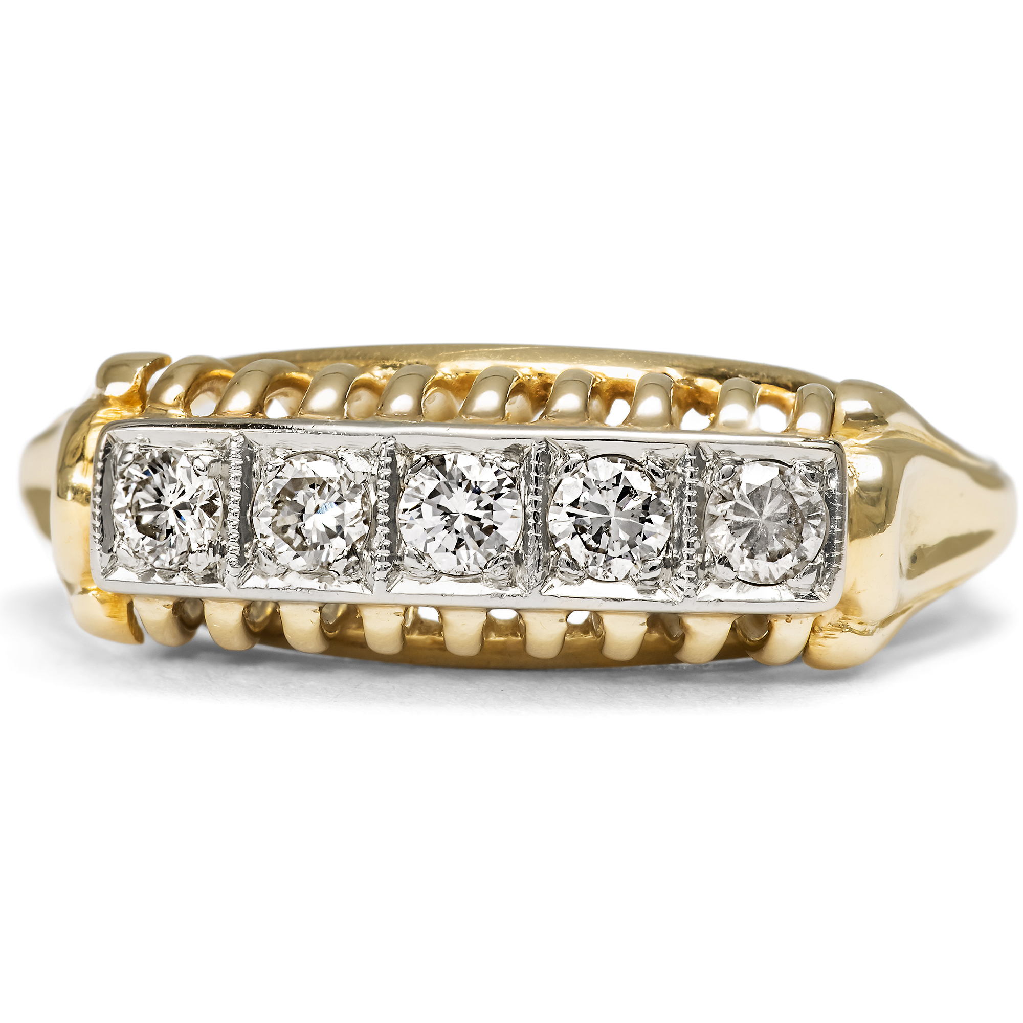 Eleganter Ring mit fünf Brillanten in Gelb- und Weißgold, um 1955 Eleganter Ring mit fünf Brillanten in Gelb- und Weißgold, um 1955