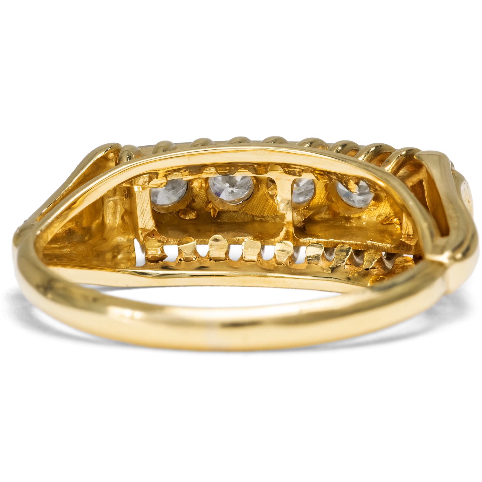 Eleganter Ring mit fünf Brillanten in Gelb- und Weißgold, um 1955 Eleganter Ring mit fünf Brillanten in Gelb- und Weißgold, um 1955