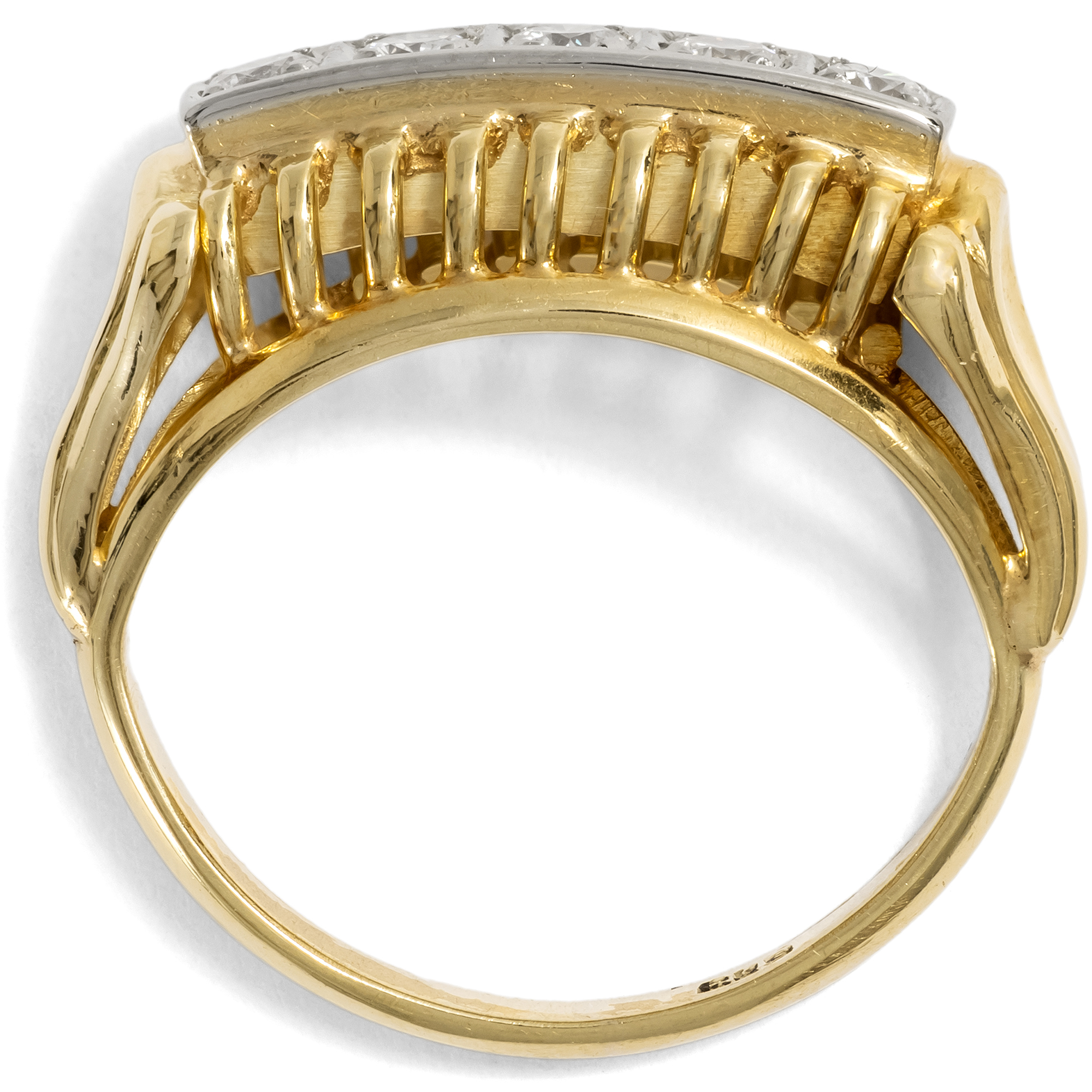 Eleganter Ring mit fünf Brillanten in Gelb- und Weißgold, um 1955 Eleganter Ring mit fünf Brillanten in Gelb- und Weißgold, um 1955