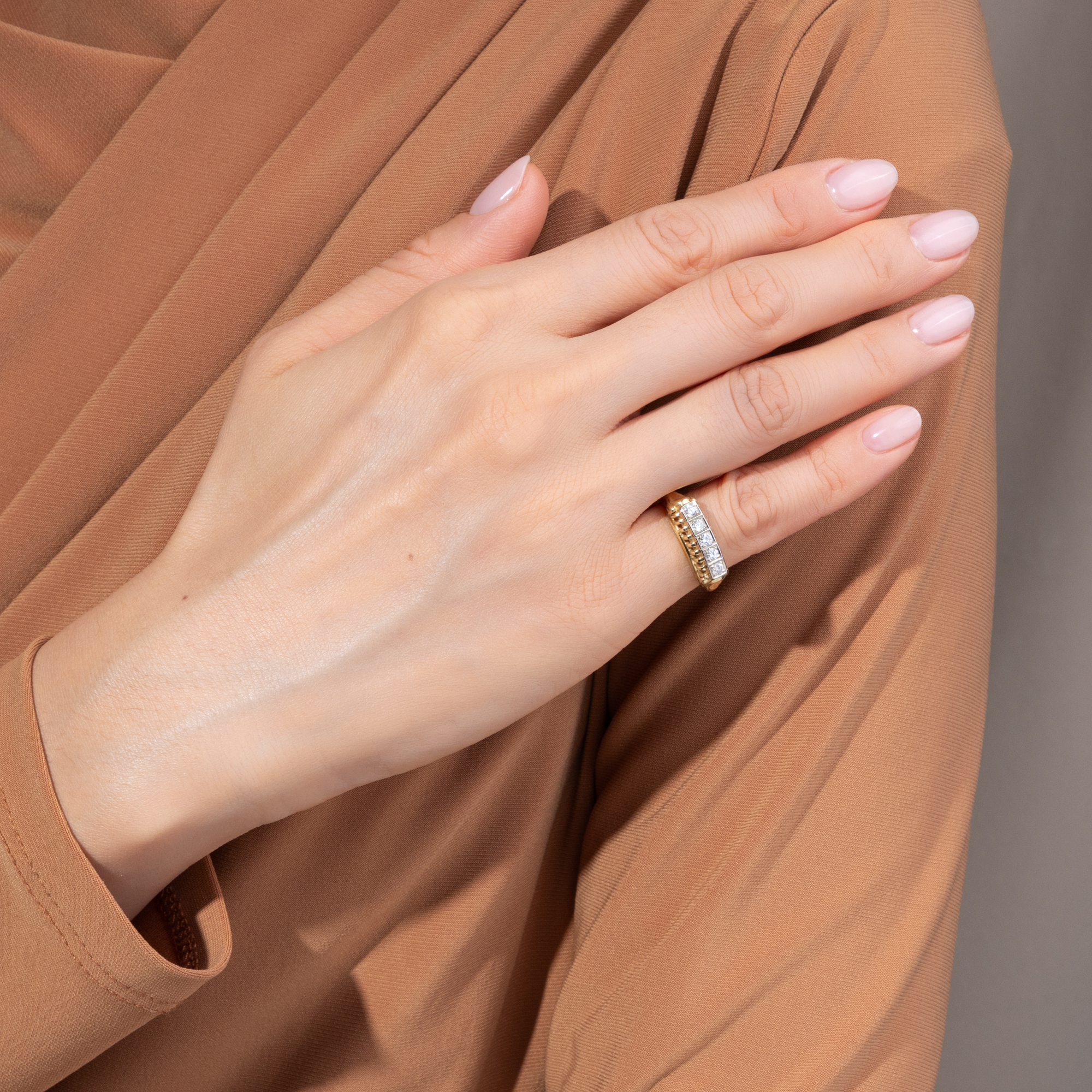 Eleganter Ring mit fünf Brillanten in Gelb- und Weißgold, um 1955 Eleganter Ring mit fünf Brillanten in Gelb- und Weißgold, um 1955