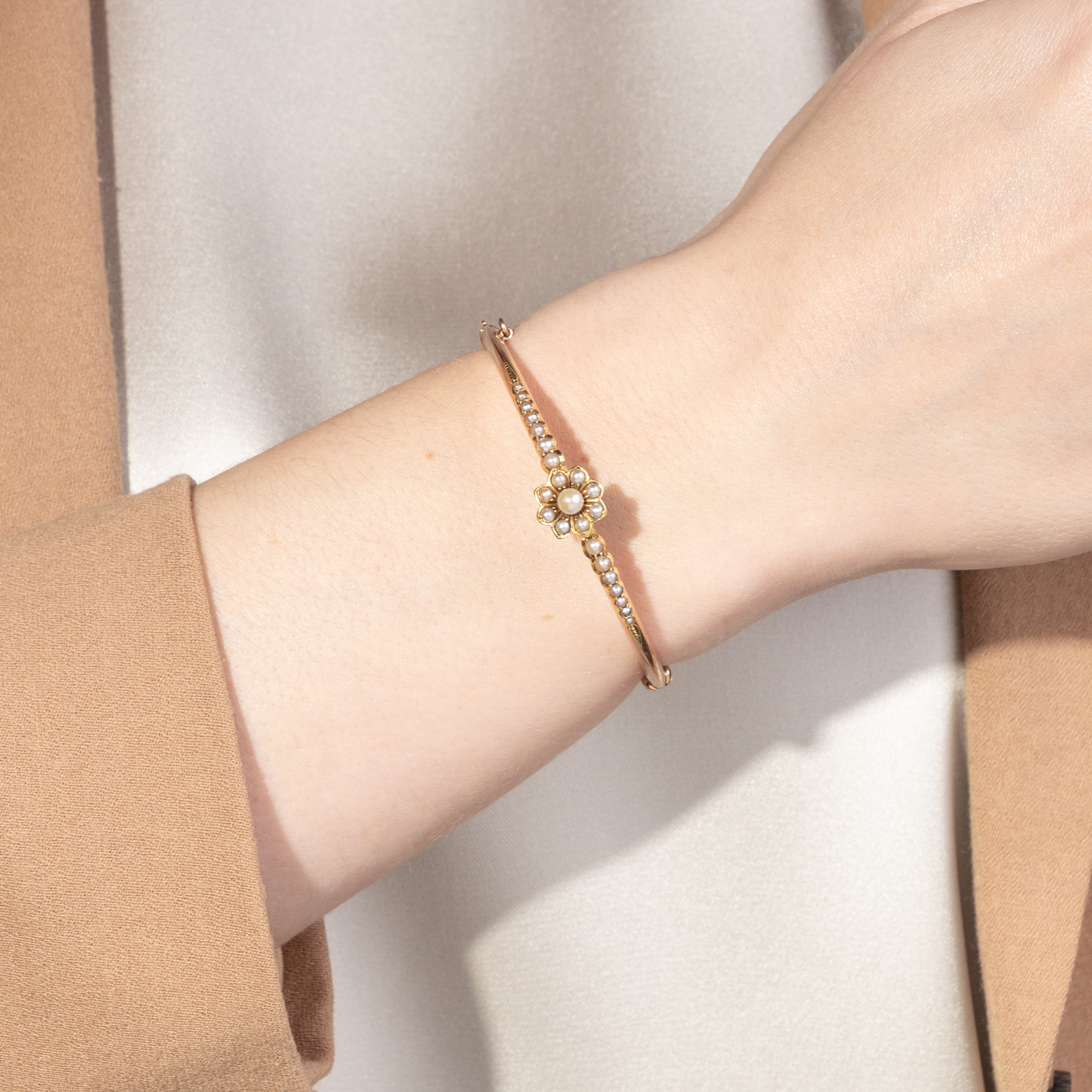 Zarter antiker Armreif aus Gold & Naturperlen, um 1900 Zarter antiker Armreif aus Gold & Naturperlen, um 1900