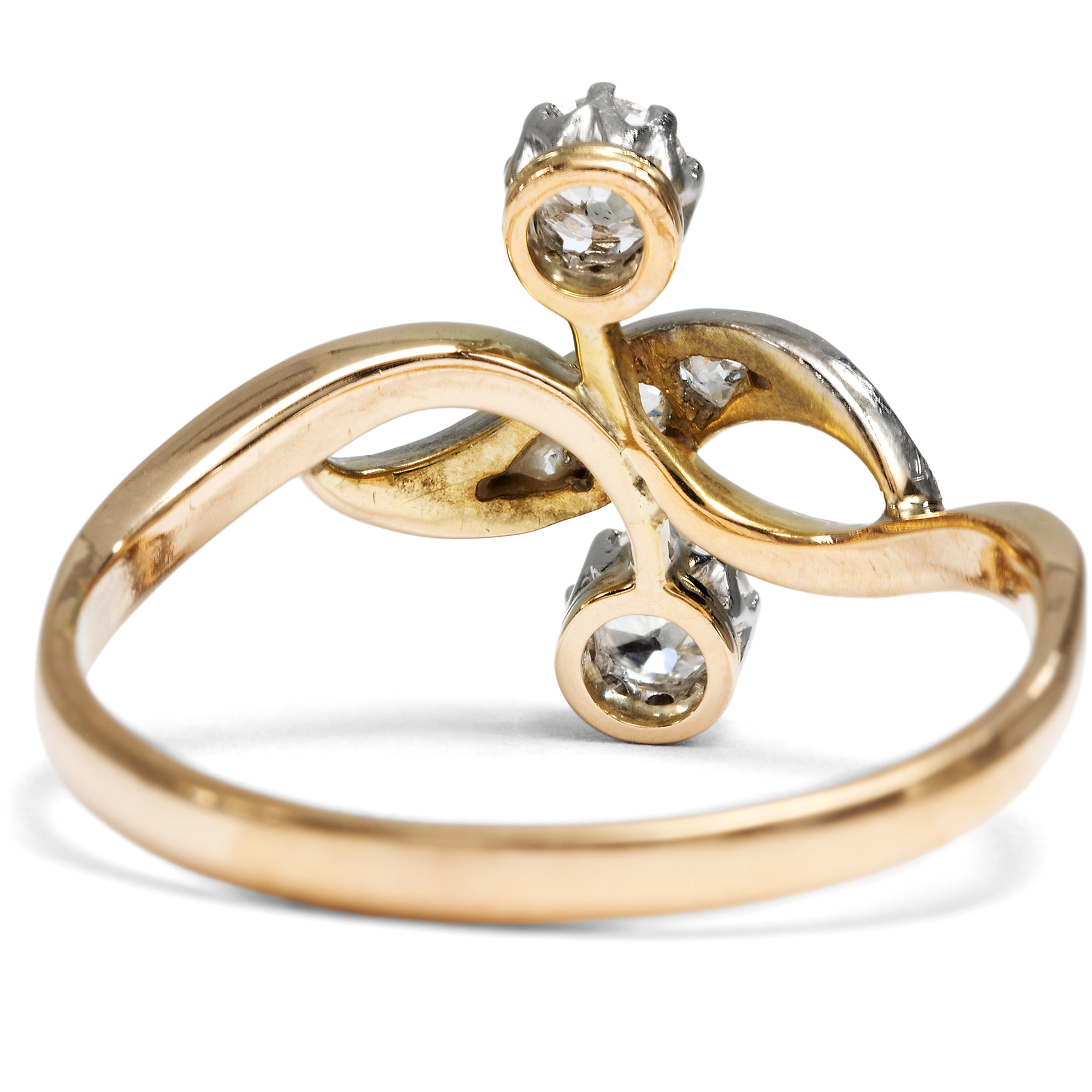 Schwungvoller Jugendstil-Ring mit Diamanten in Platin & Gold, um 1905 Schwungvoller Jugendstil-Ring mit Diamanten in Platin & Gold, um 1905