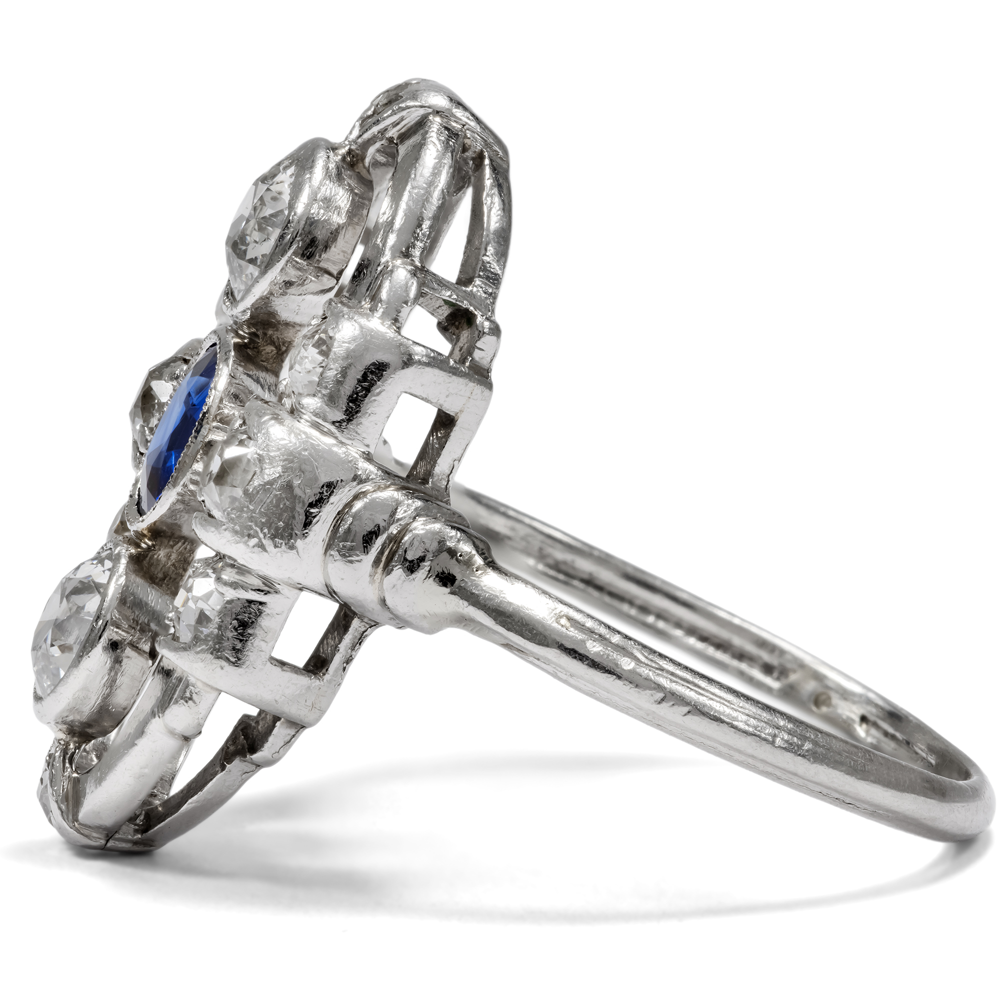 Antiker Platinring mit Saphir & Diamanten, Art Déco um 1930 Antiker Platinring mit Saphir & Diamanten, Art Déco um 1930