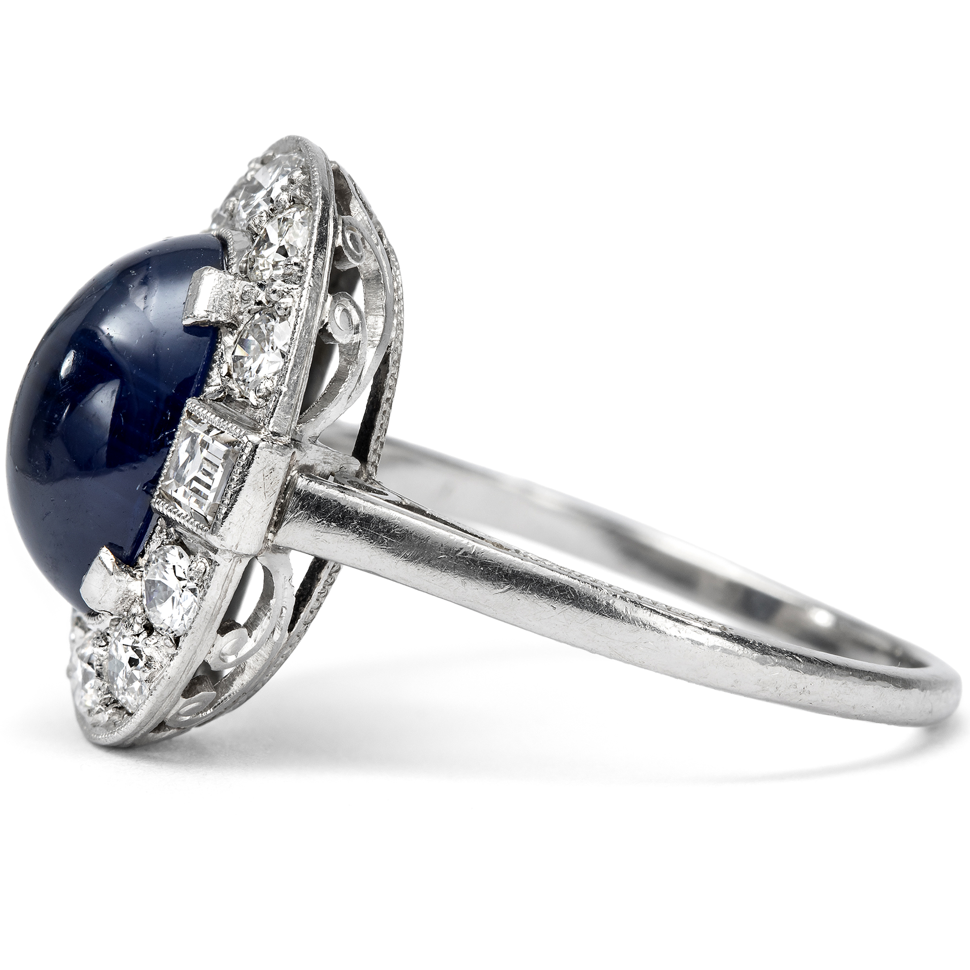Elegant Ring with Sapphire & Diamonds in Platinum, c. 1930 Elegant Ring with Sapphire & Diamonds in Platinum, c. 1930