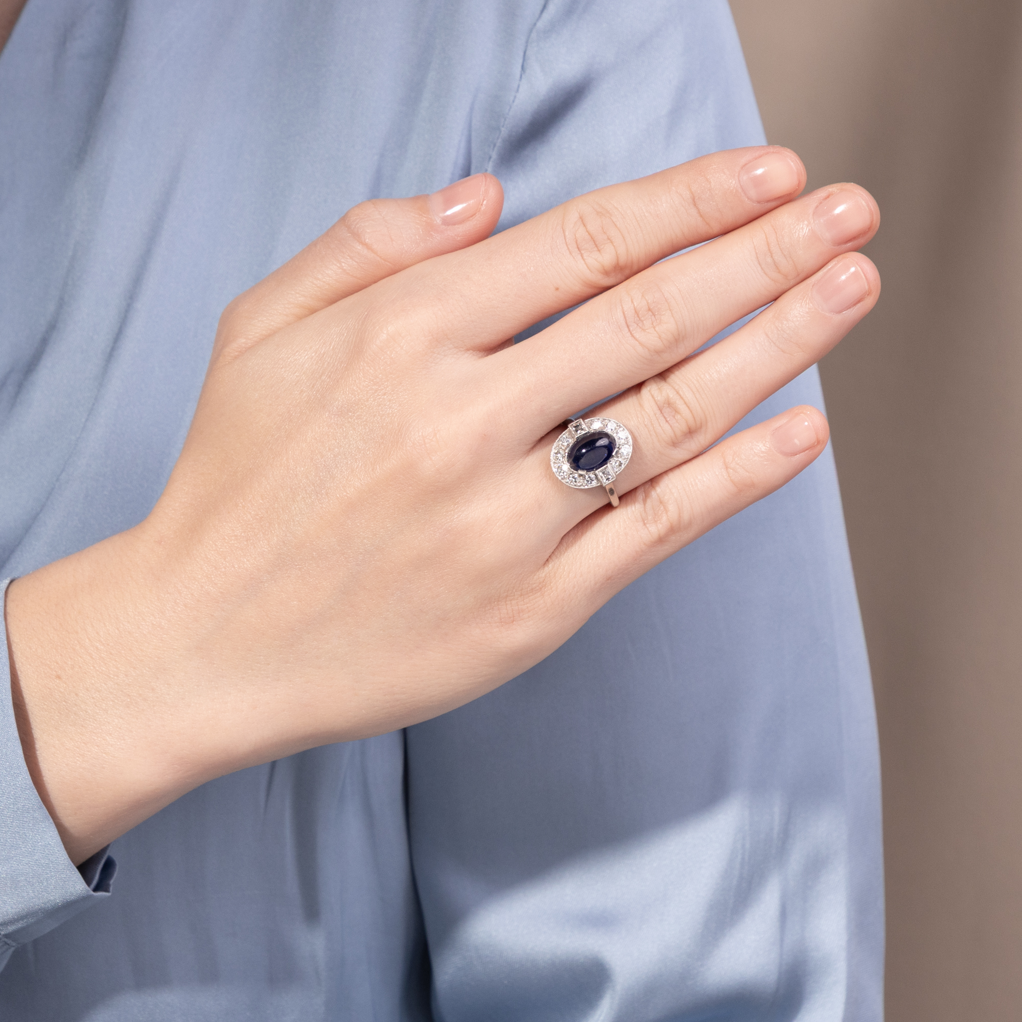 Elegant Ring with Sapphire & Diamonds in Platinum, c. 1930 Elegant Ring with Sapphire & Diamonds in Platinum, c. 1930