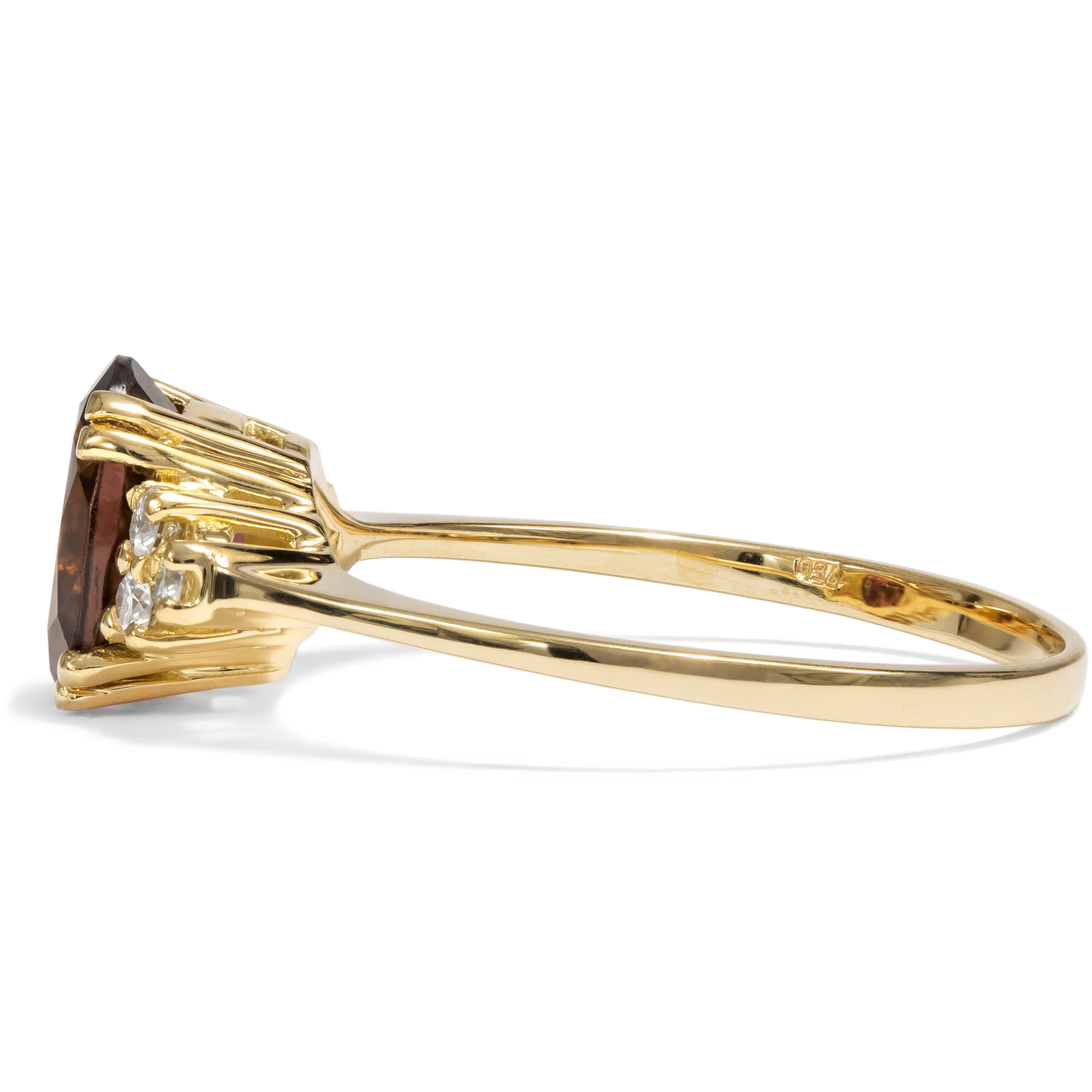 Feiner Ring mit rotem Turmalin & Diamanten in Gold aus unserer Werkstatt Feiner Ring mit rotem Turmalin & Diamanten in Gold aus unserer Werkstatt