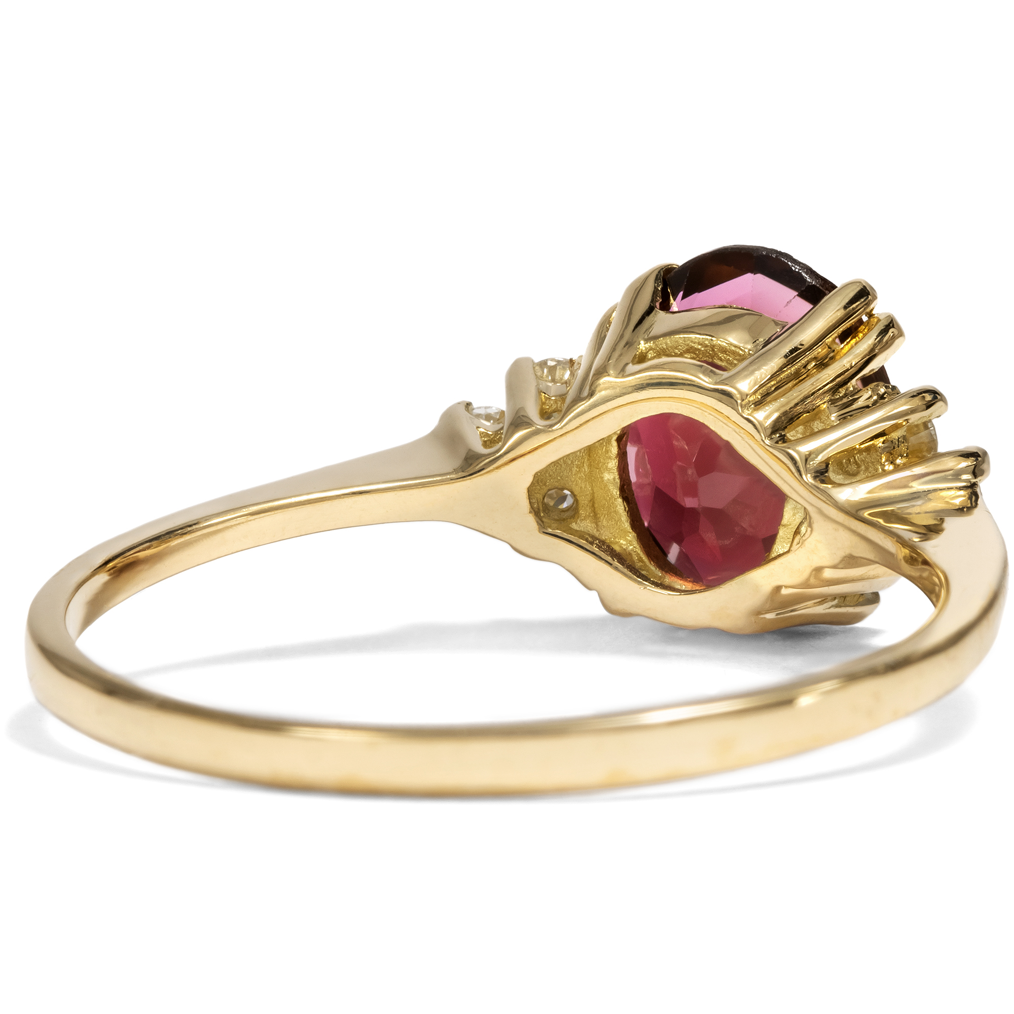 Feiner Ring mit rotem Turmalin & Diamanten in Gold aus unserer Werkstatt Feiner Ring mit rotem Turmalin & Diamanten in Gold aus unserer Werkstatt