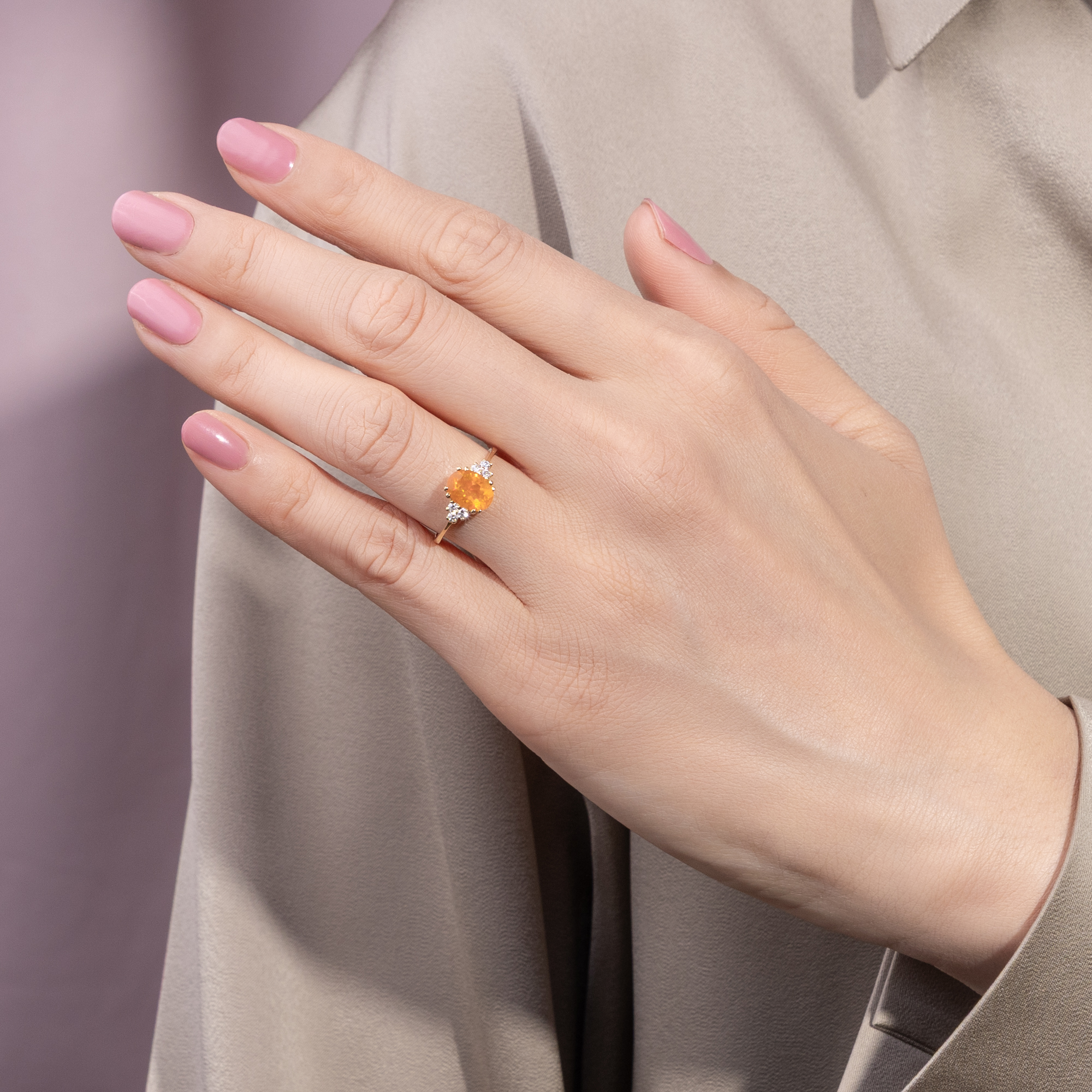 Zarter Ring mit Feueropal & Diamanten in Gold, aus unserer Werkstatt Zarter Ring mit Feueropal & Diamanten in Gold, aus unserer Werkstatt