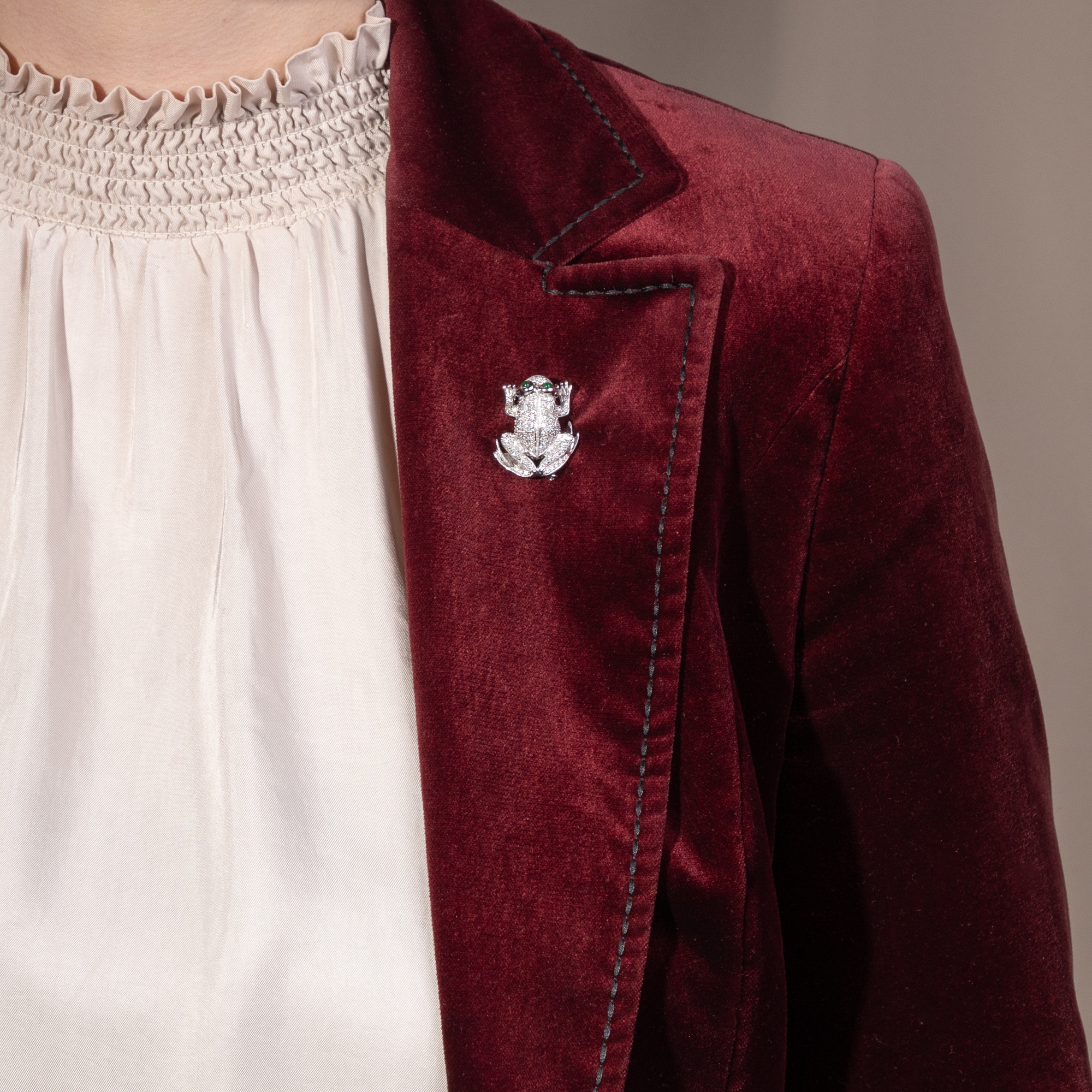 Contemporary Brooch with Diamonds & Emeralds in White Gold, c. 2000 Contemporary Brooch with Diamonds & Emeralds in White Gold, c. 2000