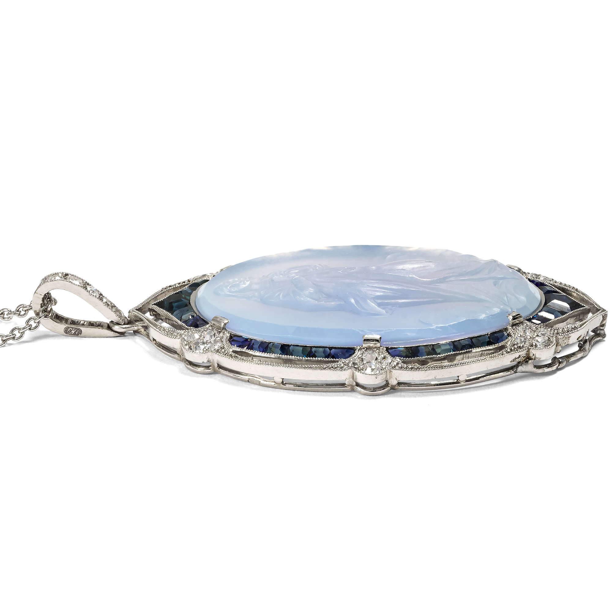 Antiker Anhänger mit Chalcedon-Gemme, Saphiren und Diamanten in Platin, um 1925 Antiker Anhänger mit Chalcedon-Gemme, Saphiren und Diamanten in Platin, um 1925