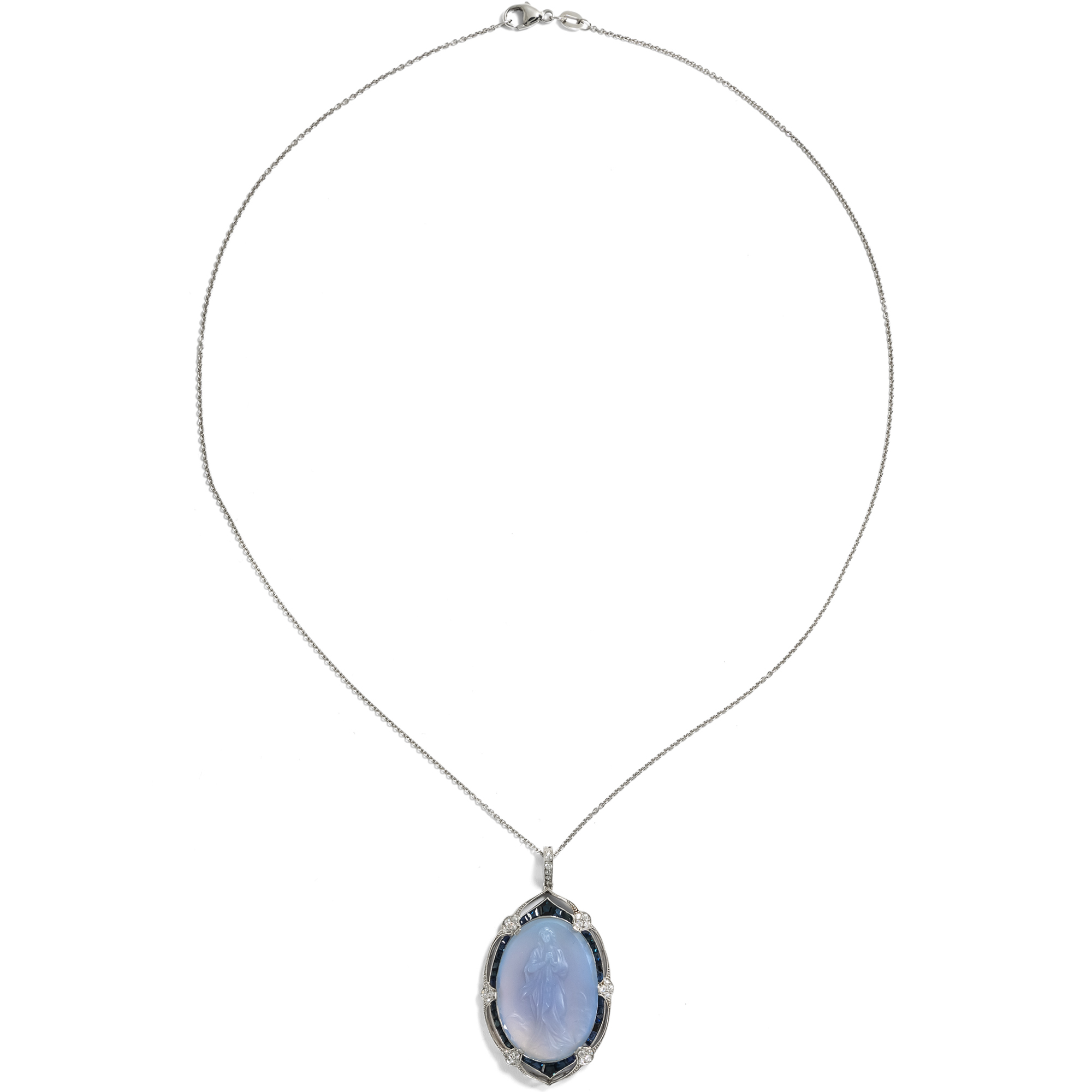 Antiker Anhänger mit Chalcedon-Gemme, Saphiren und Diamanten in Platin, um 1925 Antiker Anhänger mit Chalcedon-Gemme, Saphiren und Diamanten in Platin, um 1925